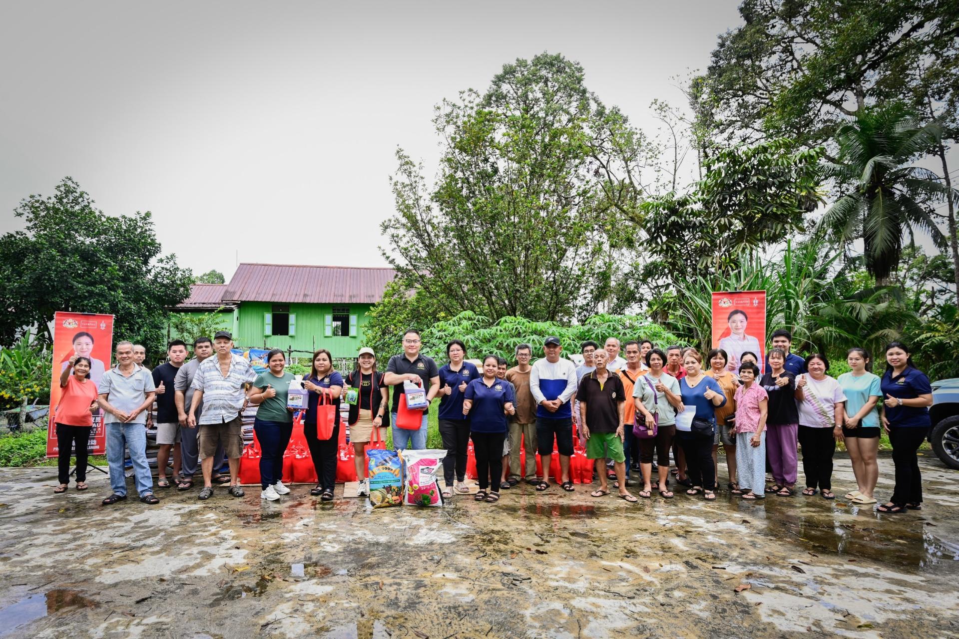 刘强燕服务中心于日前分发出2025年第一批次的“我爱南兰活动：昌明农业援助”，共有80位来自同德港与双溪帕一带的蔬果农民在这项计划下受惠。