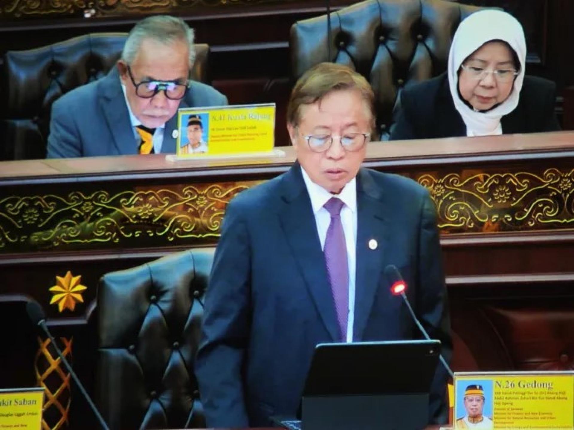 阿邦佐哈里提呈砂拉越2026年财政预算案时致词。