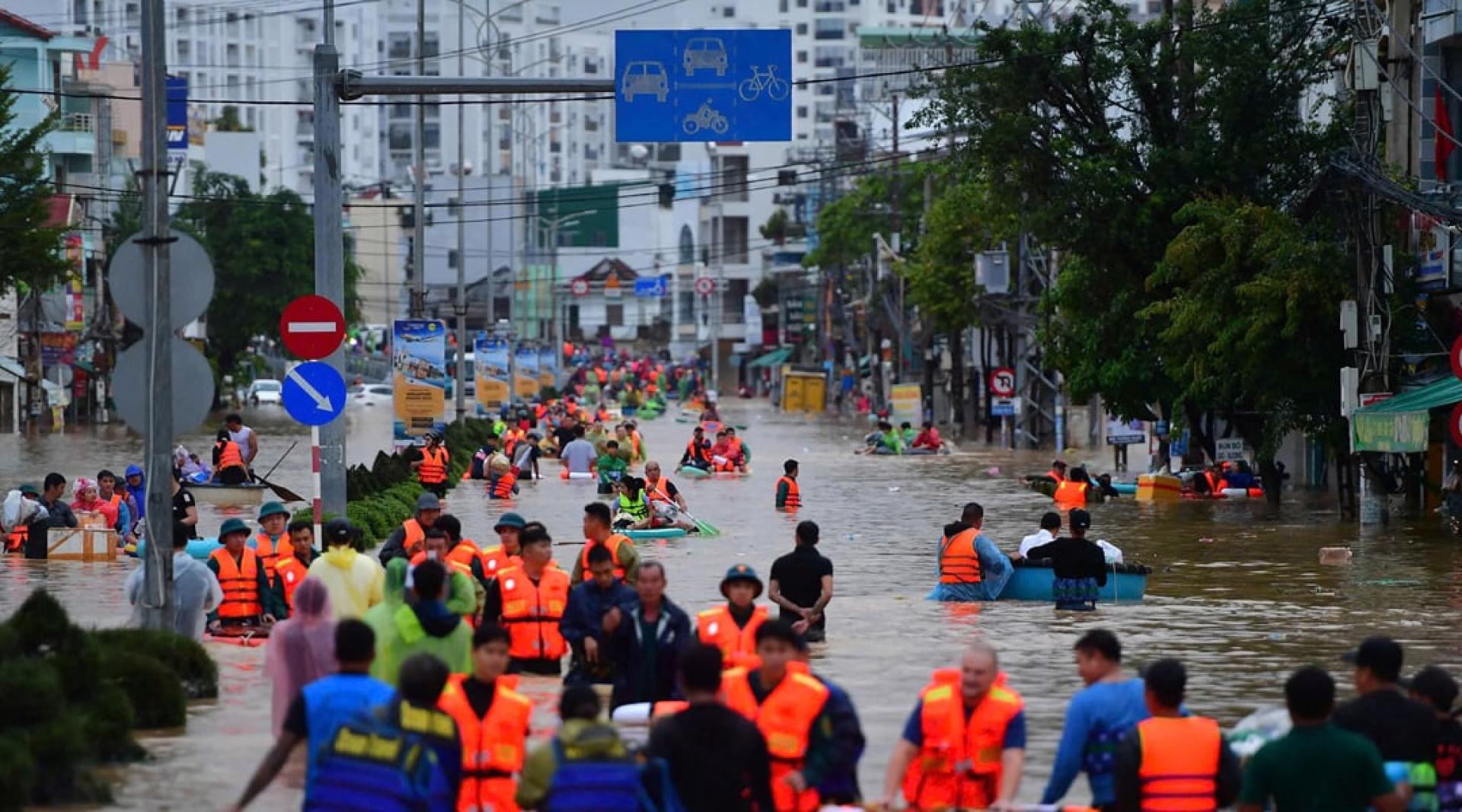 在庆和省芽庄市，人们趟过洪水。