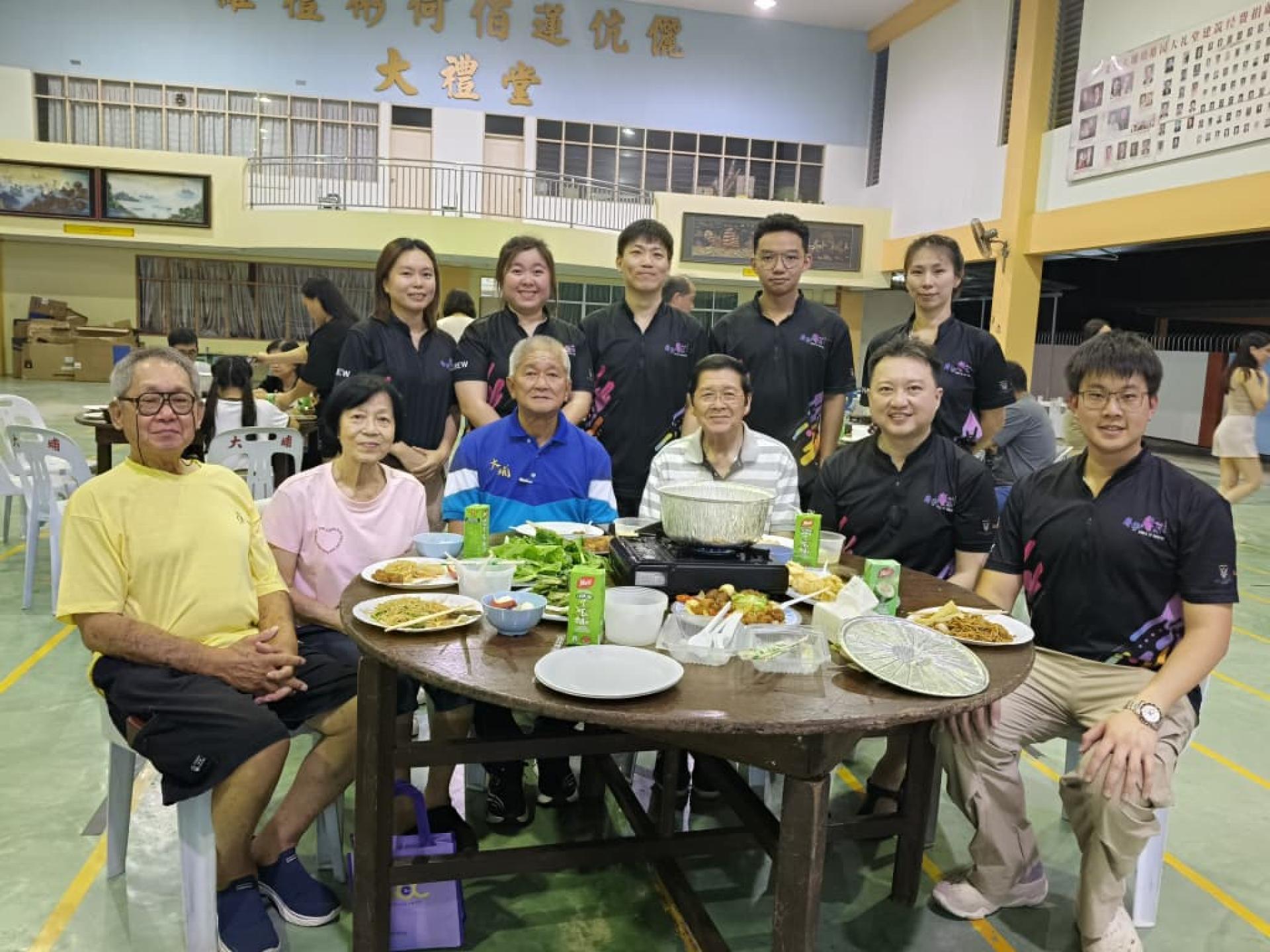 美里大埔同乡会青年团聚餐慰劳会合照。坐者右为青年团团长谢家洪；坐者左三为美里大埔同乡会主席谢广发。