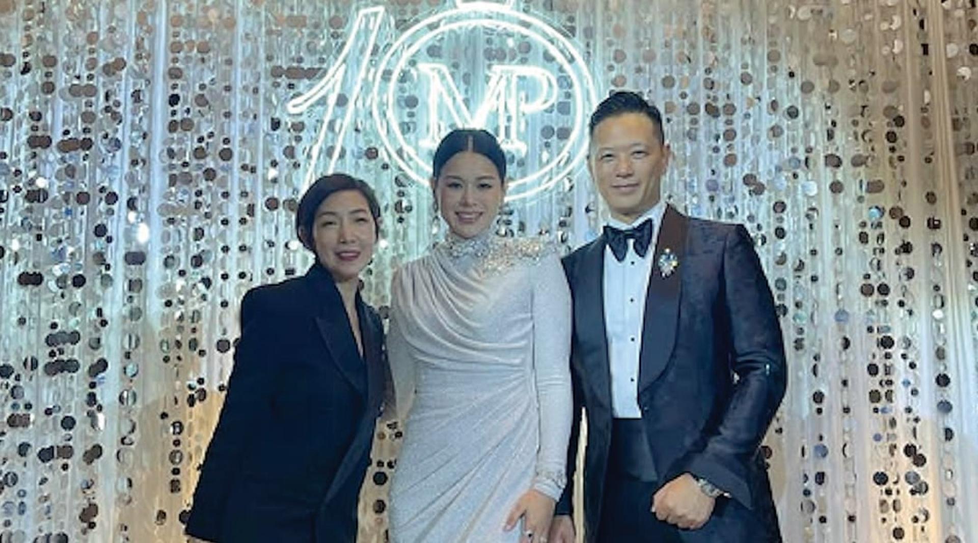 黎芷珊（左起）与胡杏儿及李乘德合照，结婚10周年派对犹如婚宴般盛大。