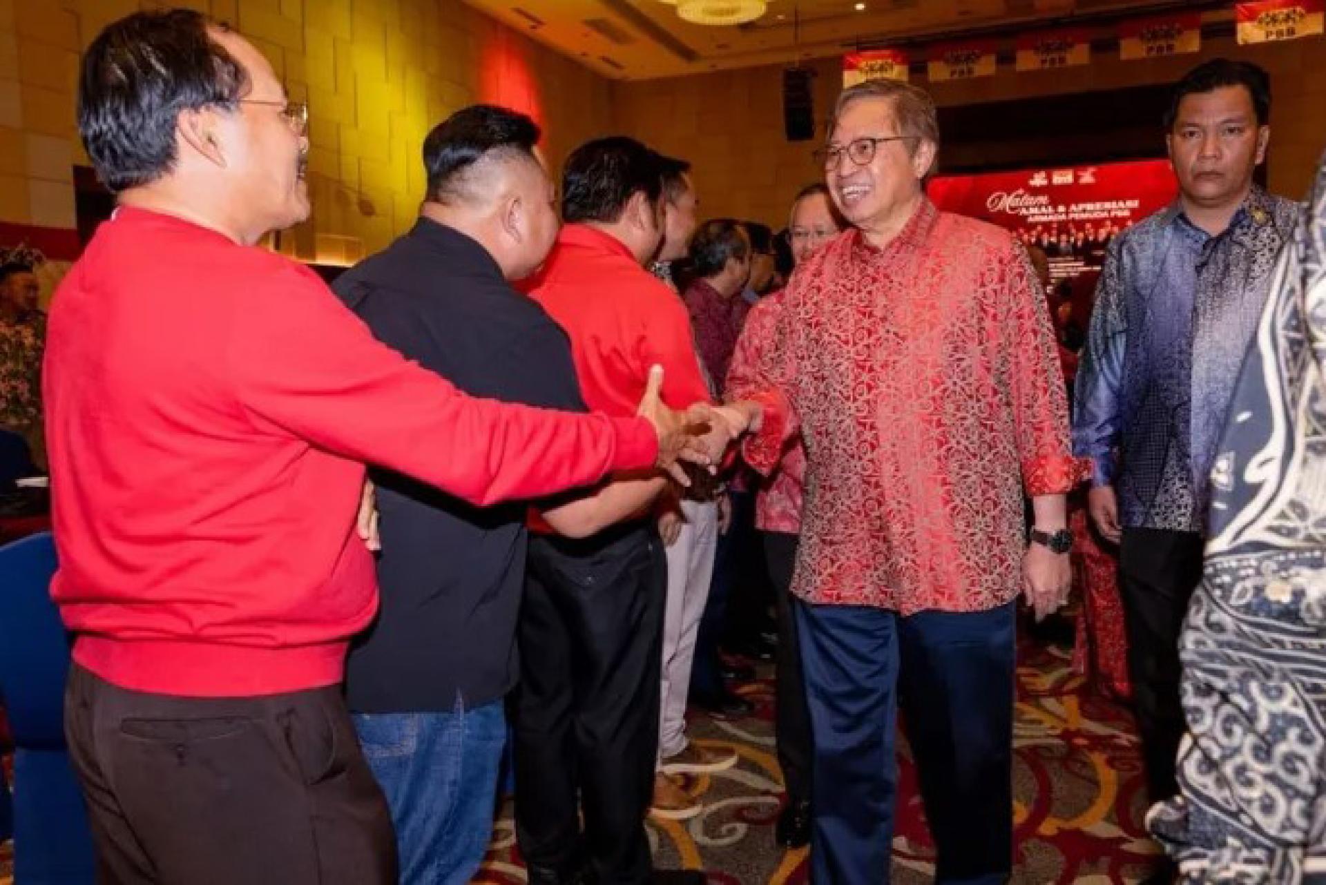 阿邦佐哈里在2025年11月23日抵达古晋土保党青年军团感谢暨慈善晚宴时迎接嘉宾。