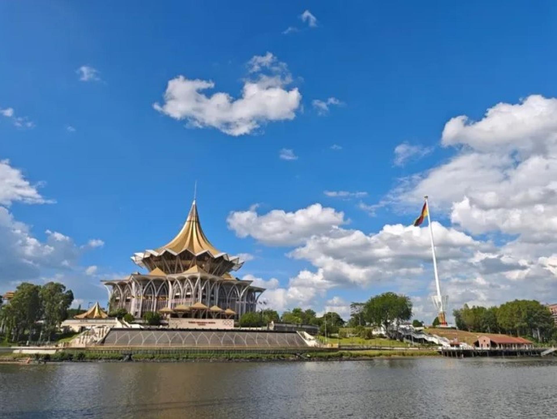 砂拉越州议会大厦毗邻“祖国广场”（Dataran Ibu Pertiwi）。