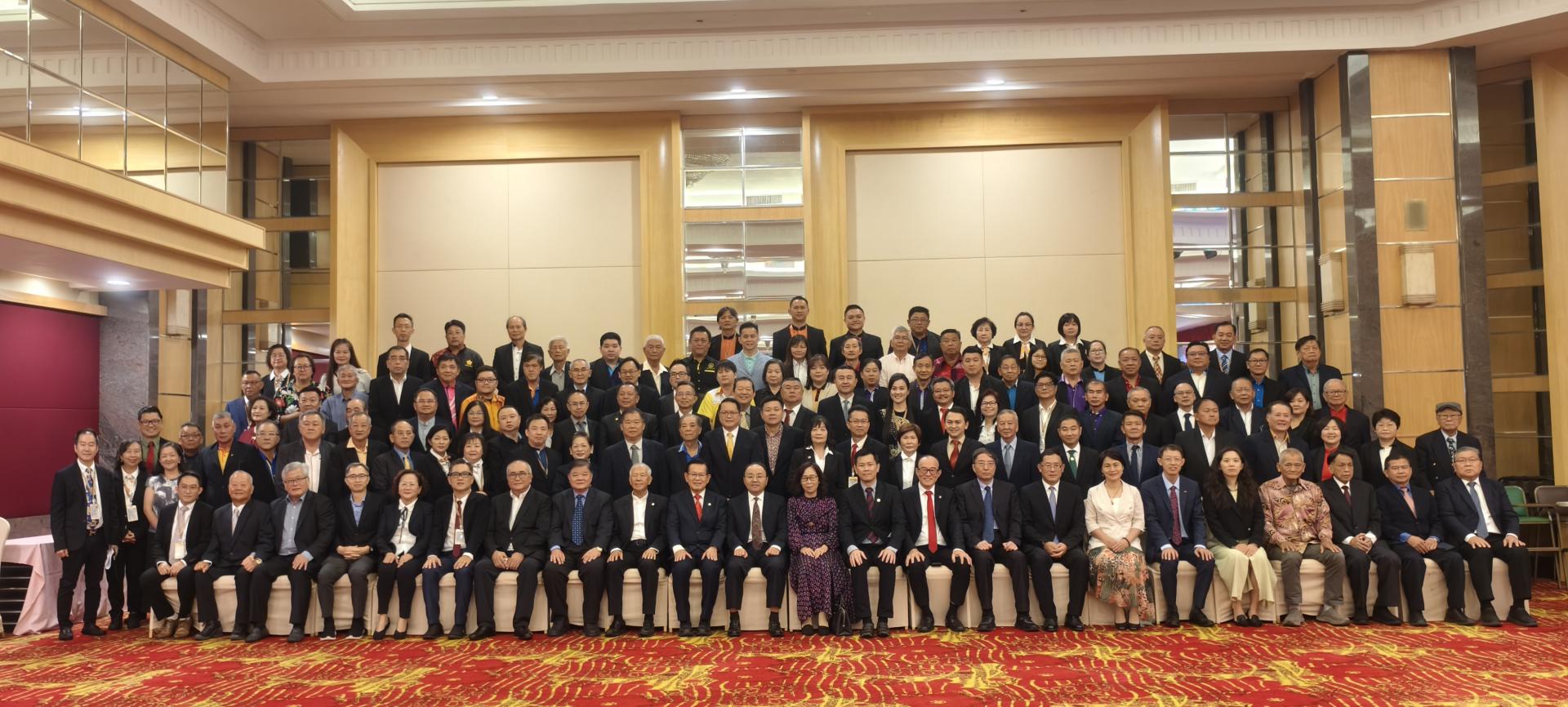 美里华社欢迎大使晚宴大合影。左11为中华人民共和国驻马来西亚特命全权大使欧阳玉靖阁下。