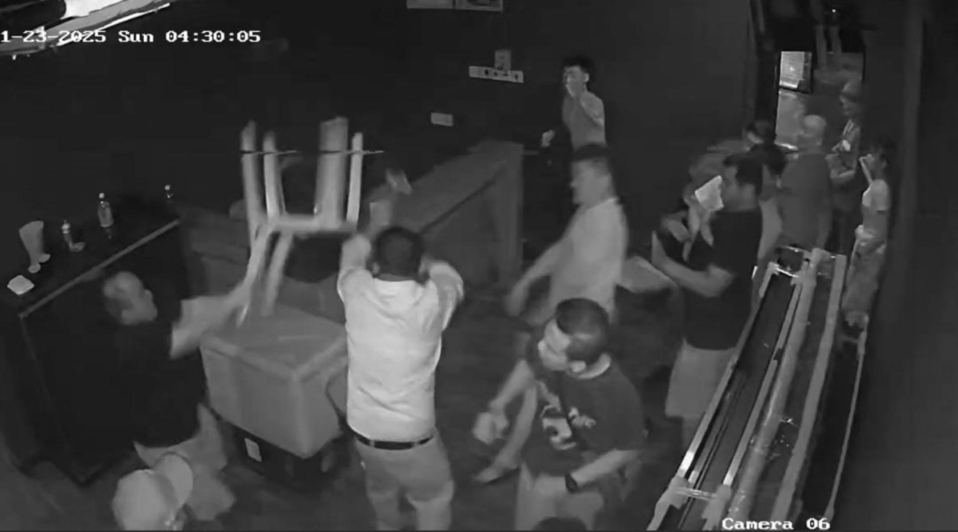 身穿黑衣的男死者（左）事发时与另一群男子大打出手，相互抛掷椅子和箱子攻击对方。