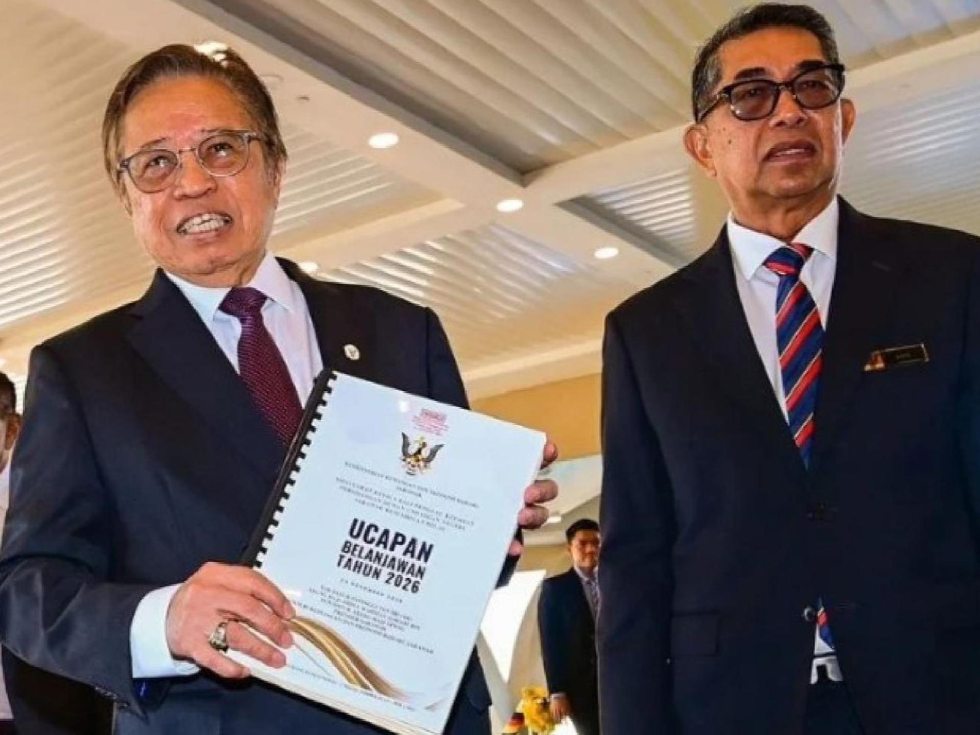 阿邦佐哈里展示其2026年度砂拉越预算演讲稿。