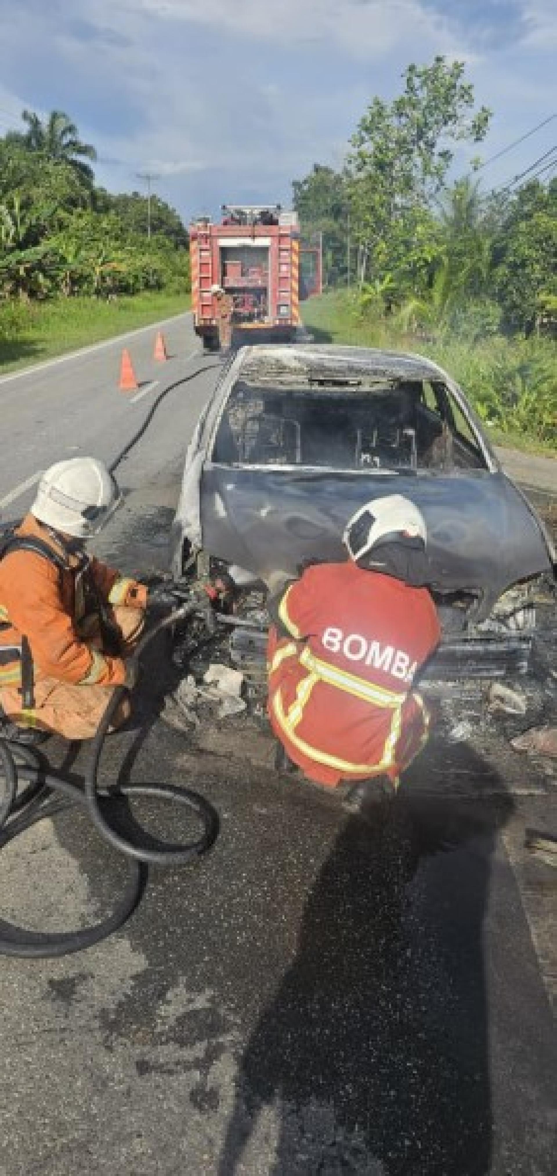 消防员在现场迅速控制汽车火势。