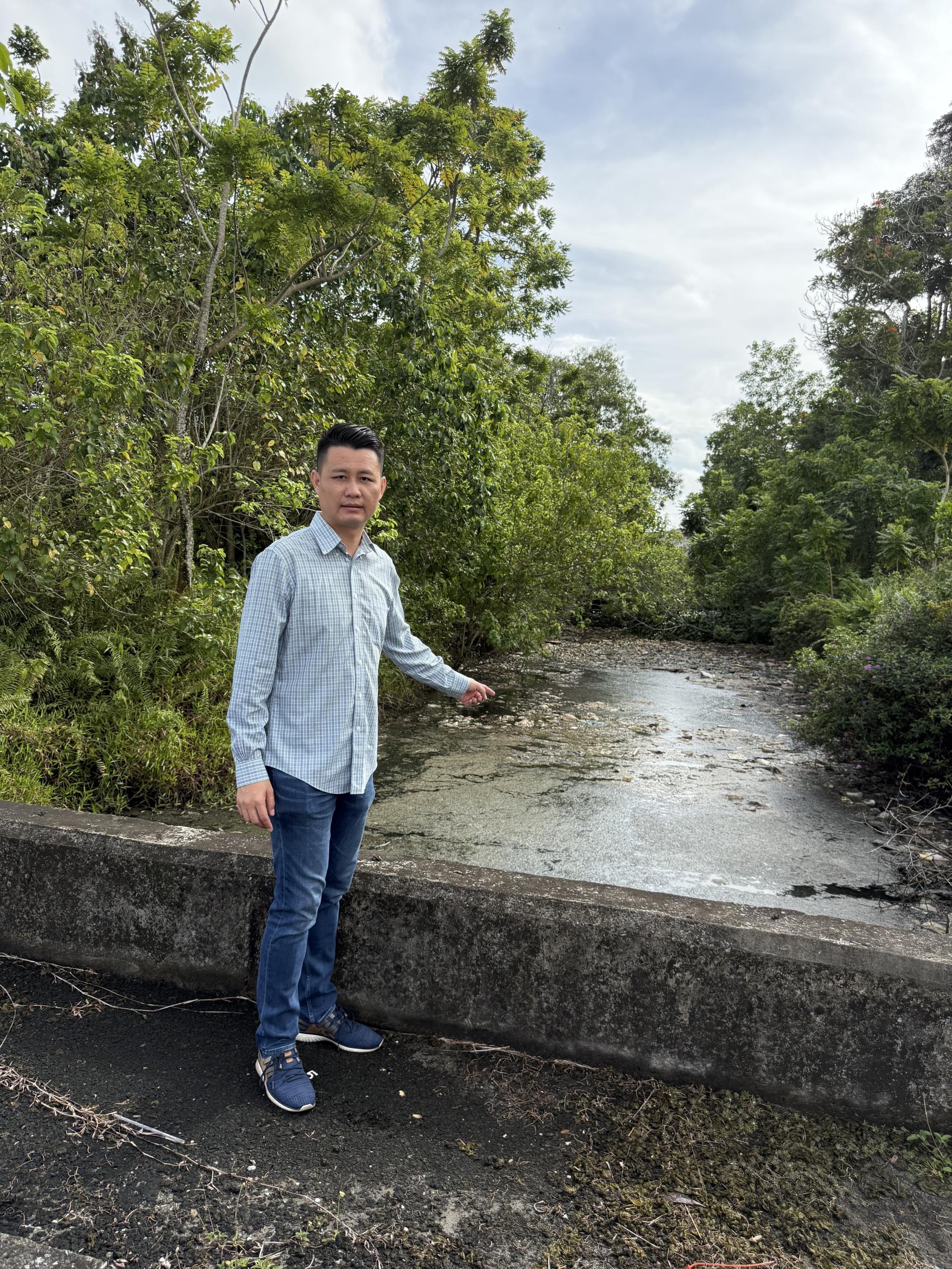 日前砂行动党秘书林思健接获市民投诉后到现场勘查情况，并协助投诉。