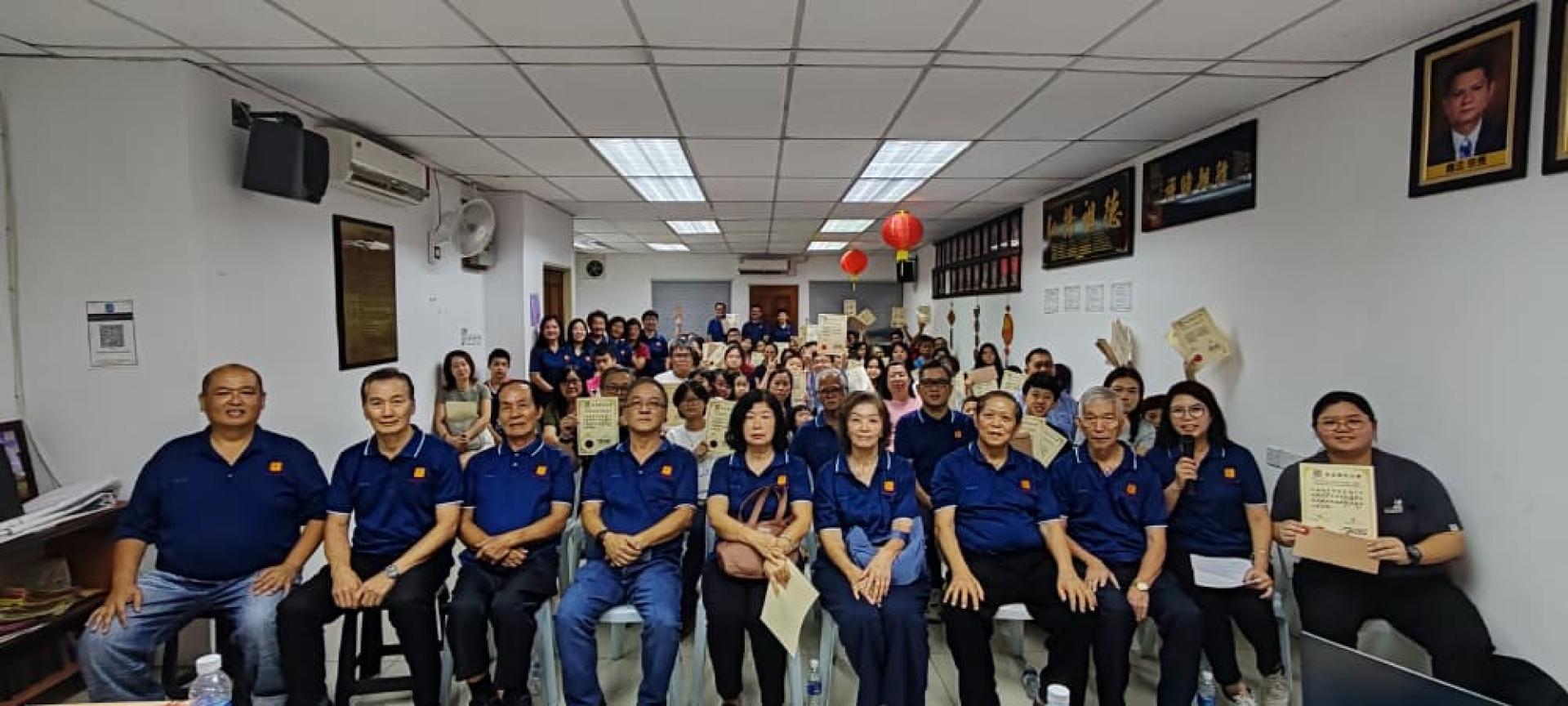 美里张氏公会颁发2024年度会员子女学业奖励金合影。