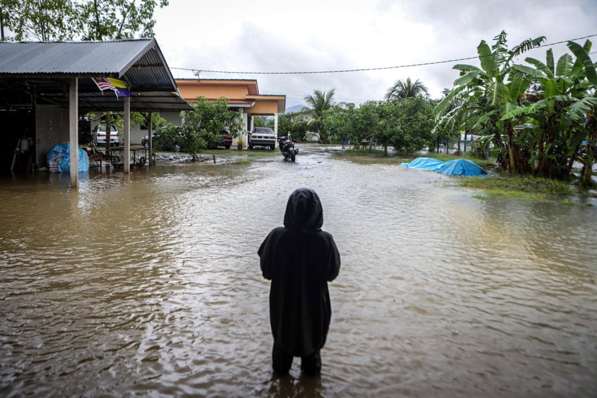 巴东勿刹遭遇洪水来侵，灾民只能“望洋兴叹”。