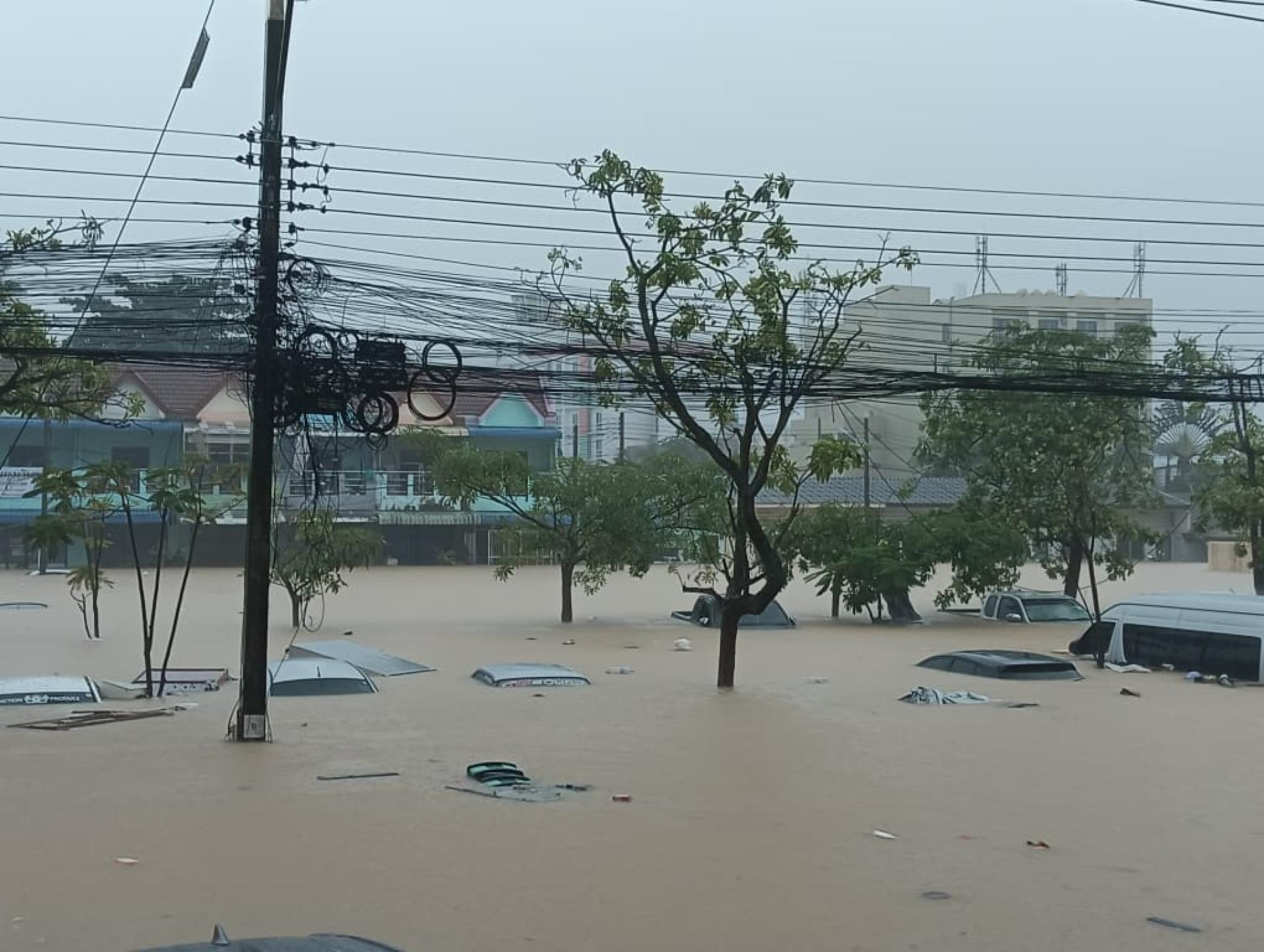 合艾灾情情持续恶化，水位几乎淹没车顶。