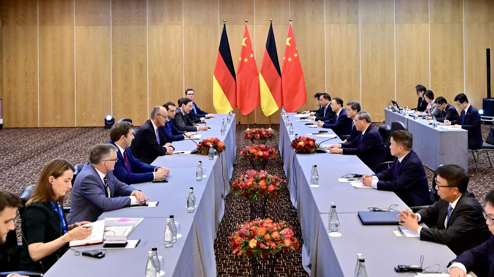 李强（右排前四）与默茨会谈。（图：新华社）