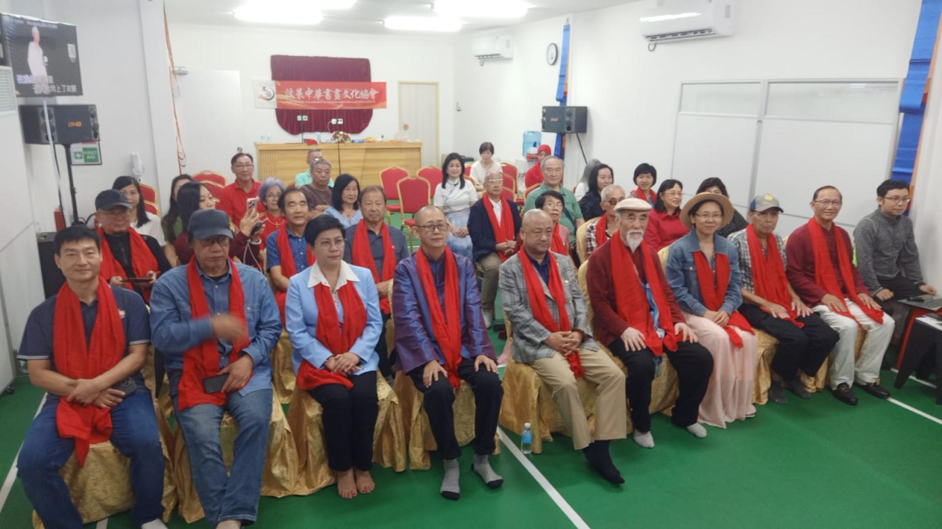 杨镇声（左四）与该会理事及出席嘉宾合影