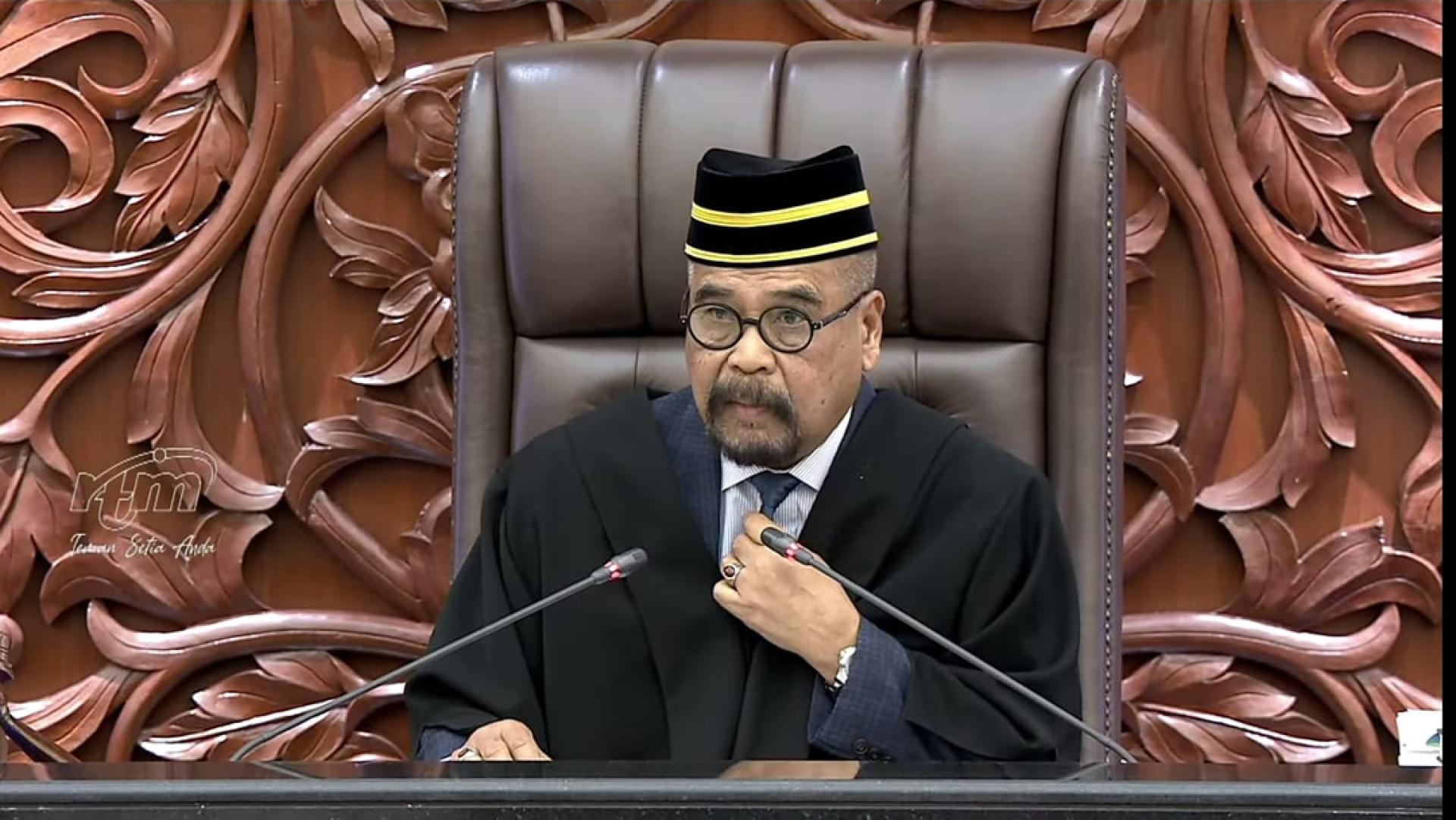 南利训诫土著团结党的两位议员在下议院议会进行时聊天。