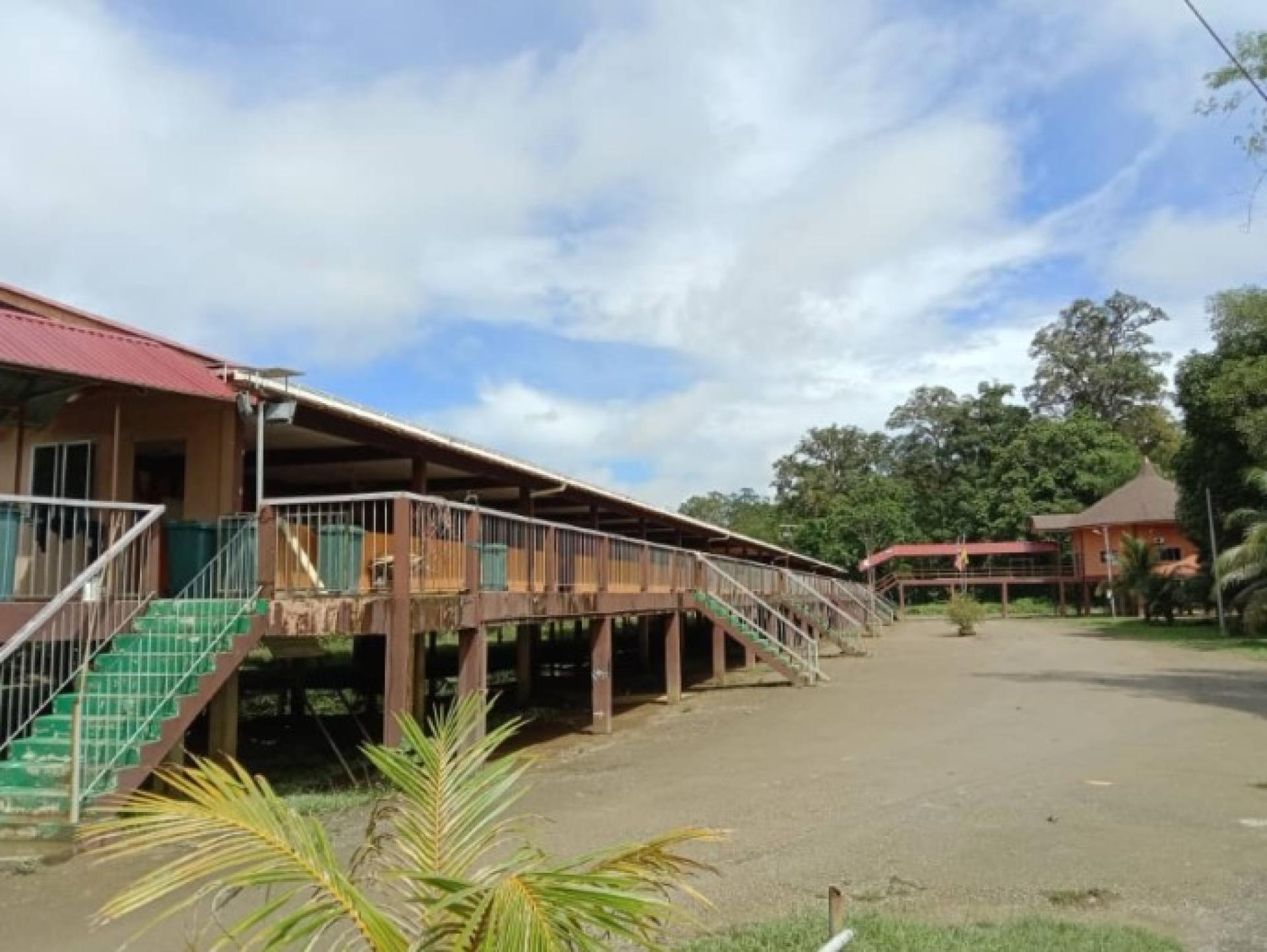 皮秦村民宿，共20户，附带一座barok。