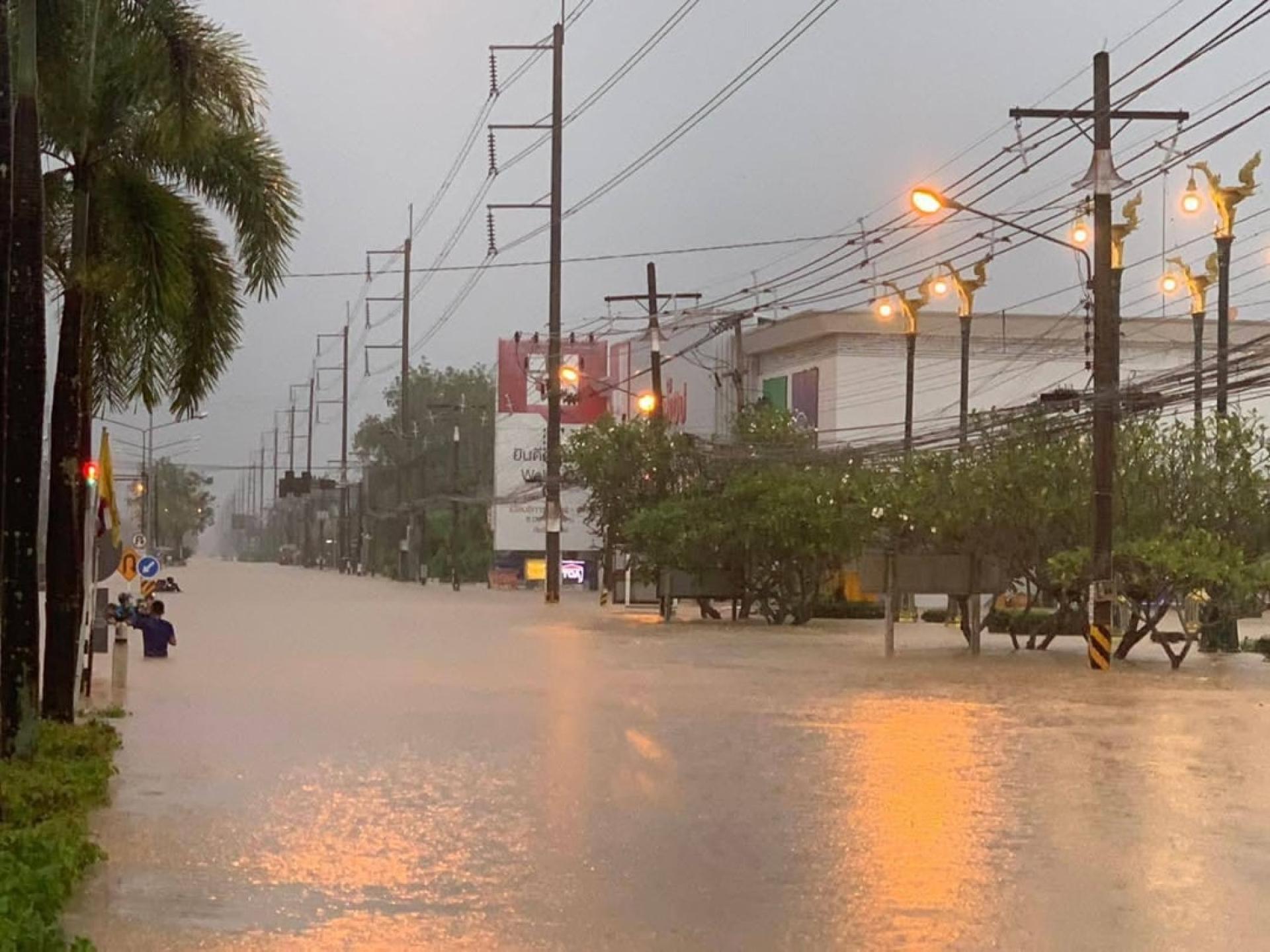泰南合艾水灾恶化，街道一片汪洋。（图取自社交媒体）