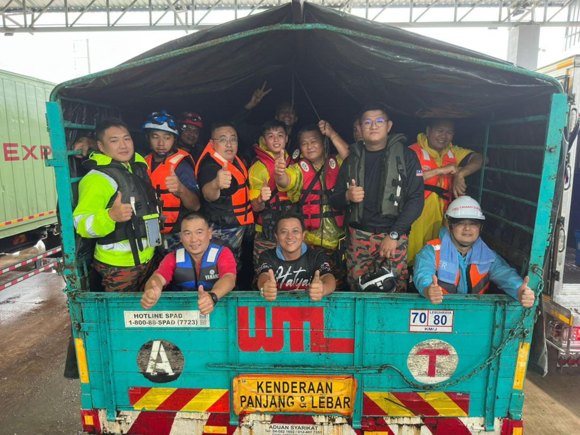 首批30名救援人员已经进入灾区展开救援行动。