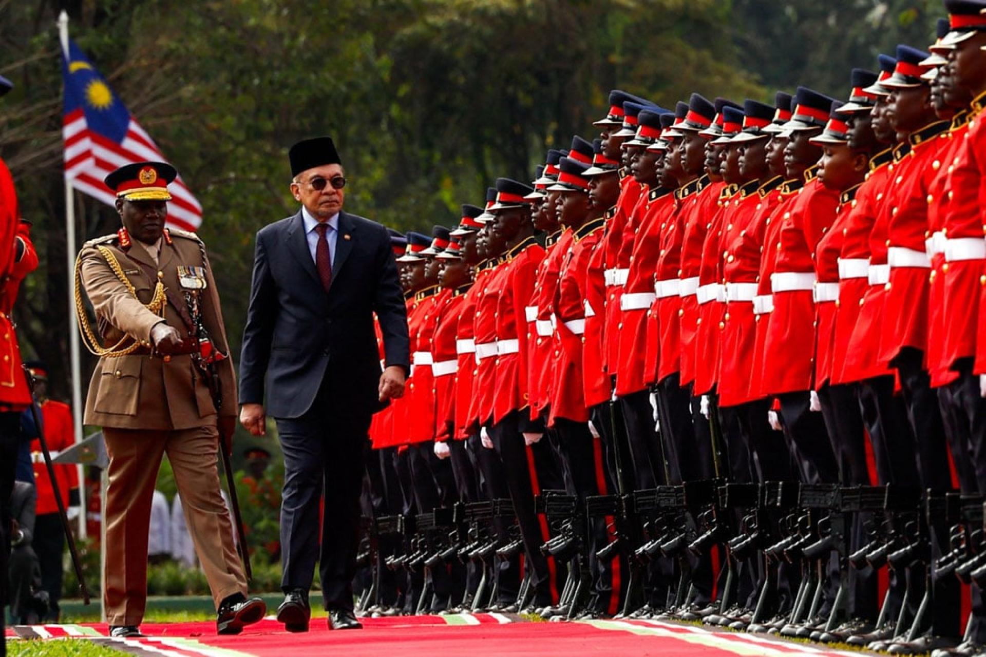 安华到访肯尼亚总统官邸，获鸣放19响礼炮欢迎仪式。