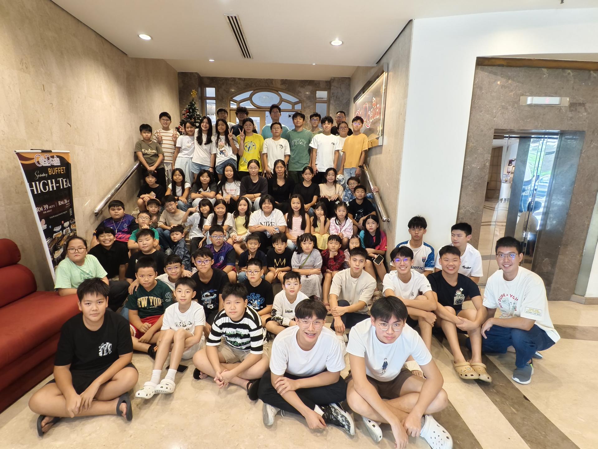 美里Top Speed Aquatic游泳俱乐部举行年度聚餐，教练与泳将们合影。