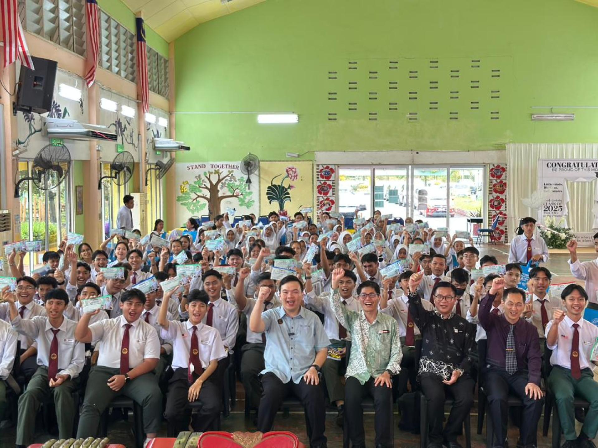 美里国会议员赵俊文（中）为即将参加大马教育文凭（SPM）考试的中五考生送上鼓励与祝福合影。