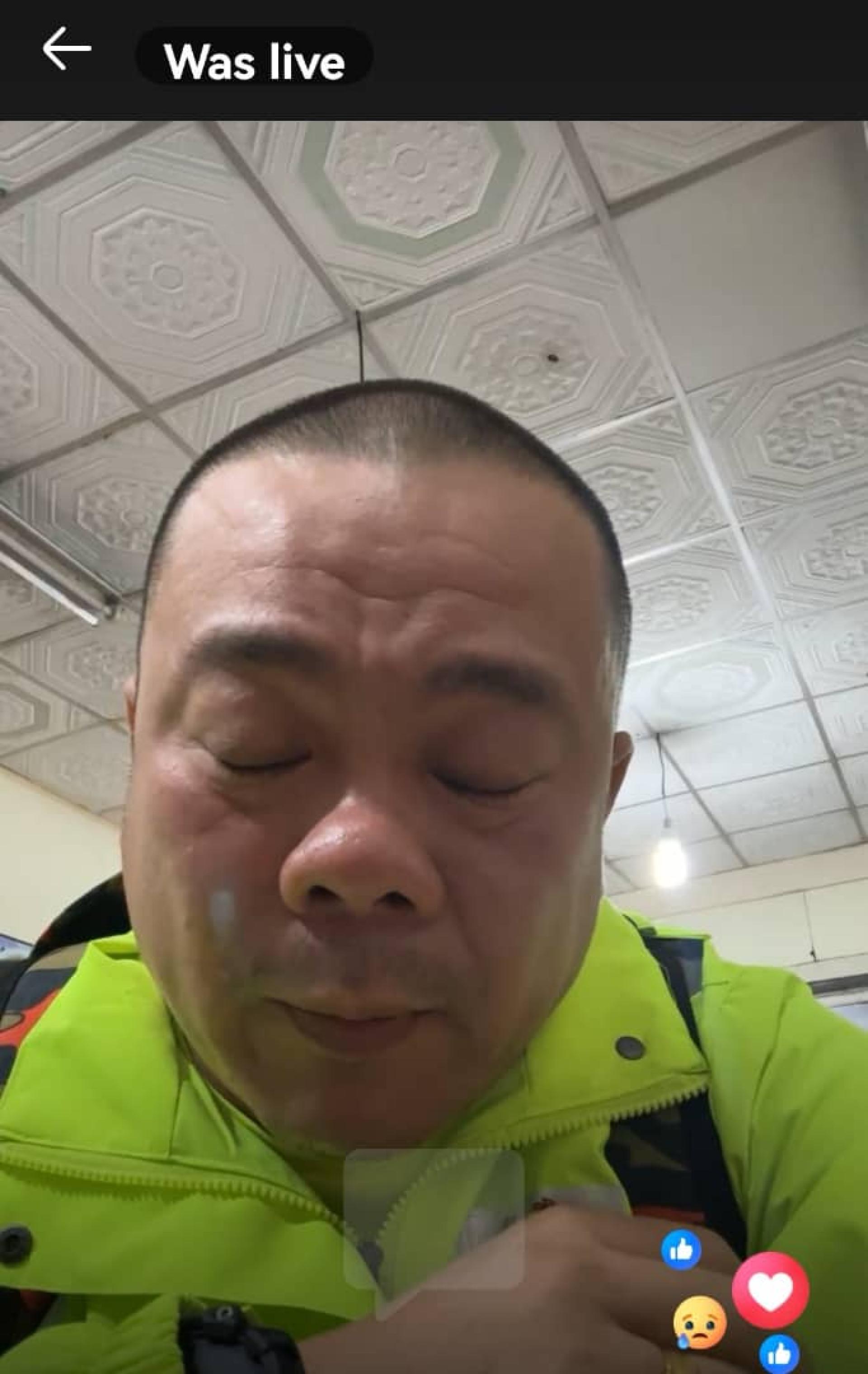 梁明达在直播中伤心落泪。