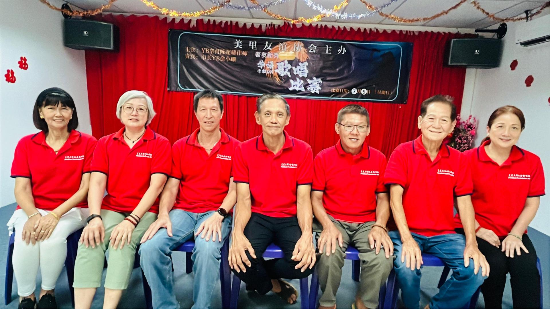 筹备会合照，中为会长杨振平，右3为歌唱组主任黄辉楠。