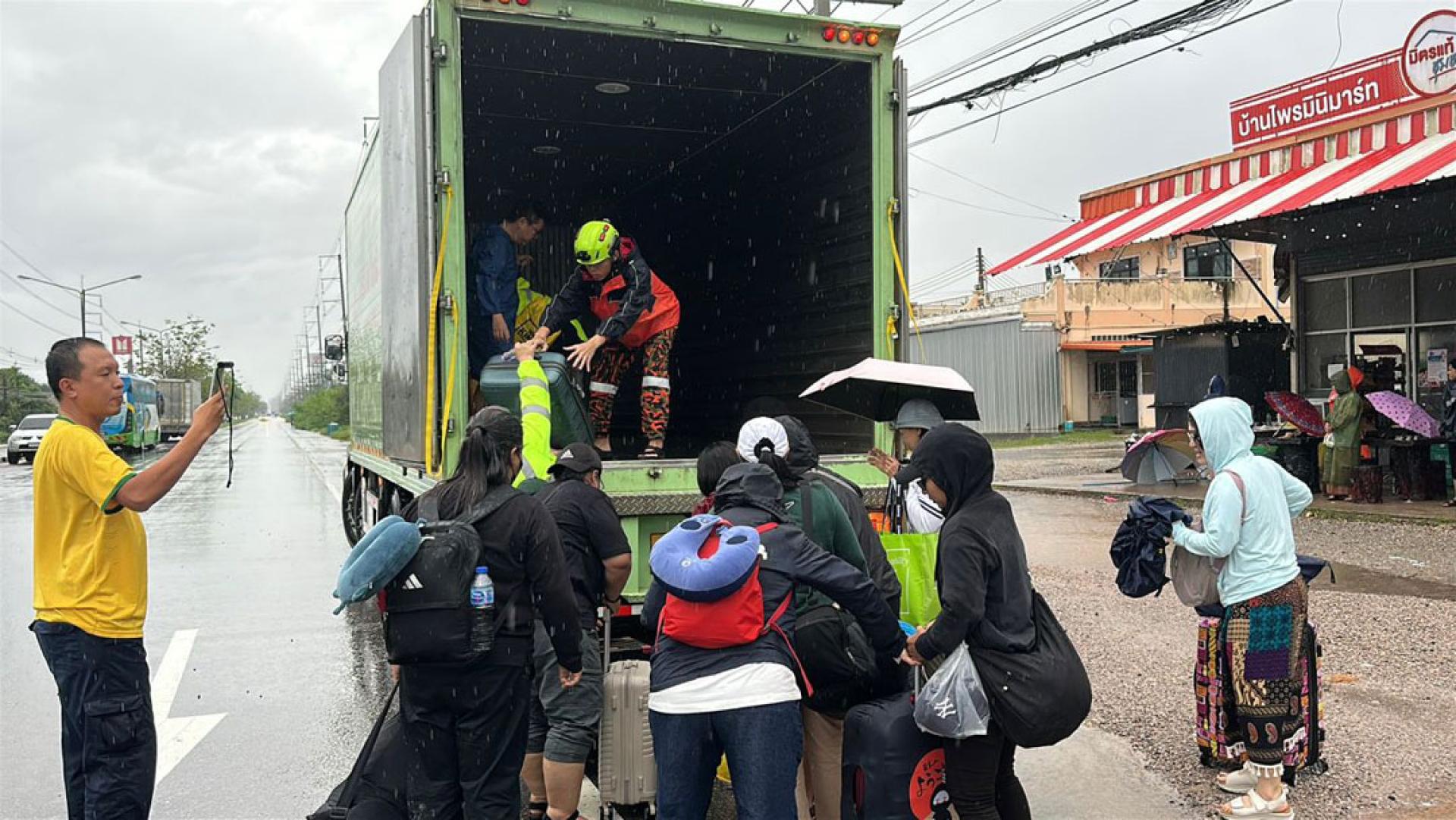 首批被救出的41名我国公民。