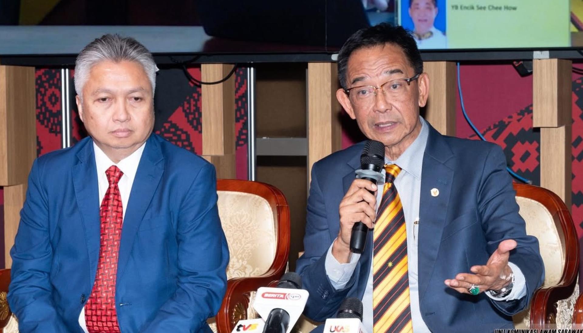 拿督斯里阿都卡林（右）在发布会上发言。左为副部长拿督史诺登。