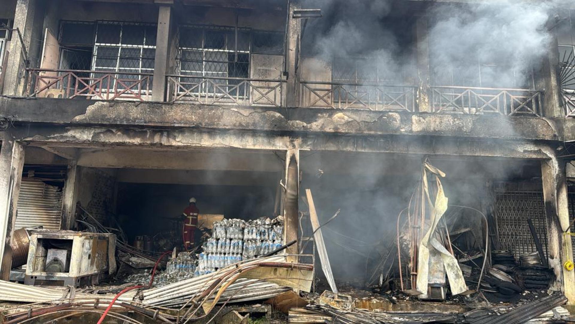 巴功镇弄拉博一排店屋发生火灾，两间位于两层永久性建筑底楼的店铺全面燃烧，所幸无传出伤亡。