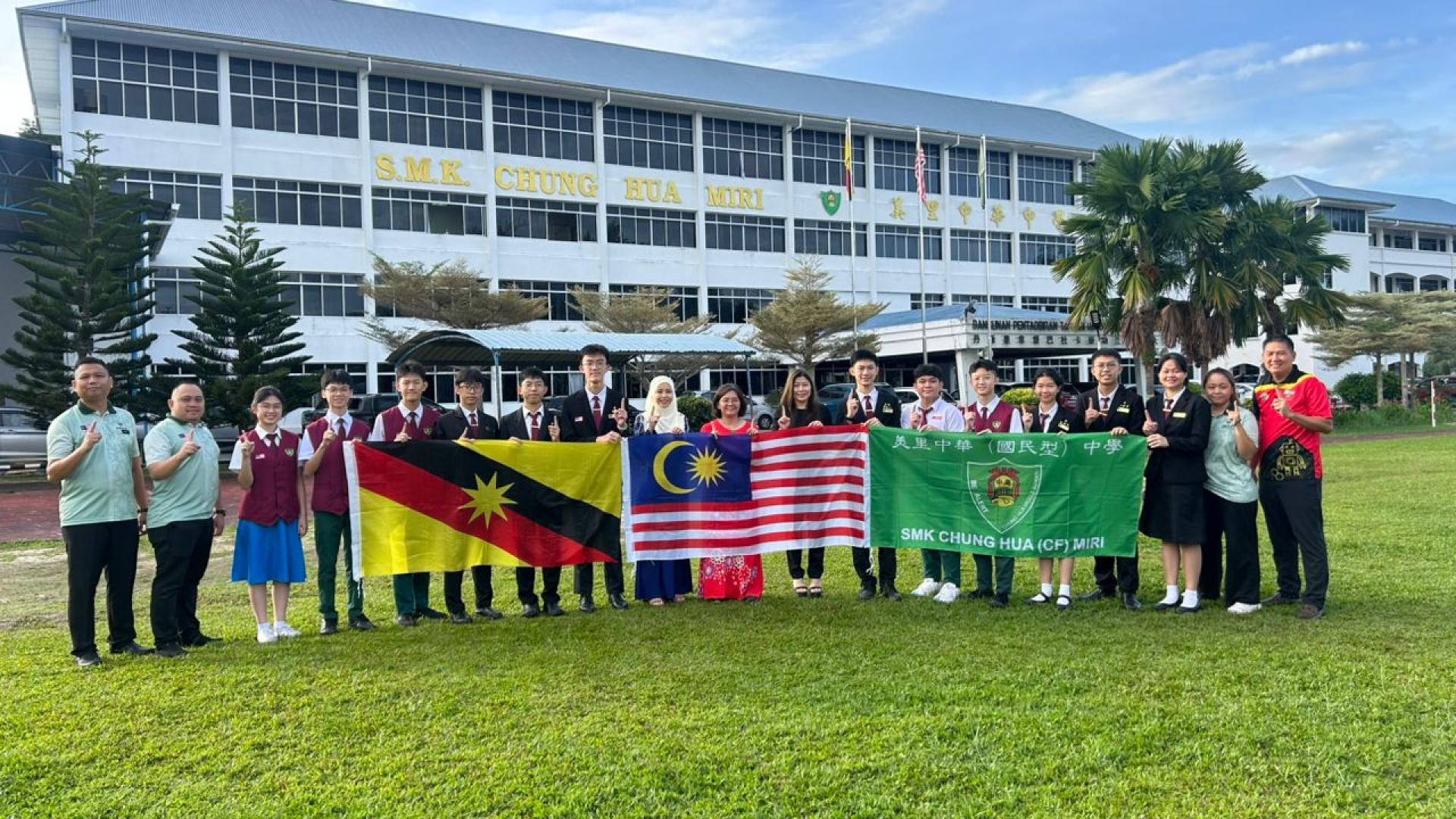 美中机器人队将在美中学生事务副校长翁堂珍、美中机器人队顾问丹尼老师、爵士丁老师、陈芷琳老师及吴佳隆教练的带领下于本月21日前往新山进行集训并进行授旗仪式。