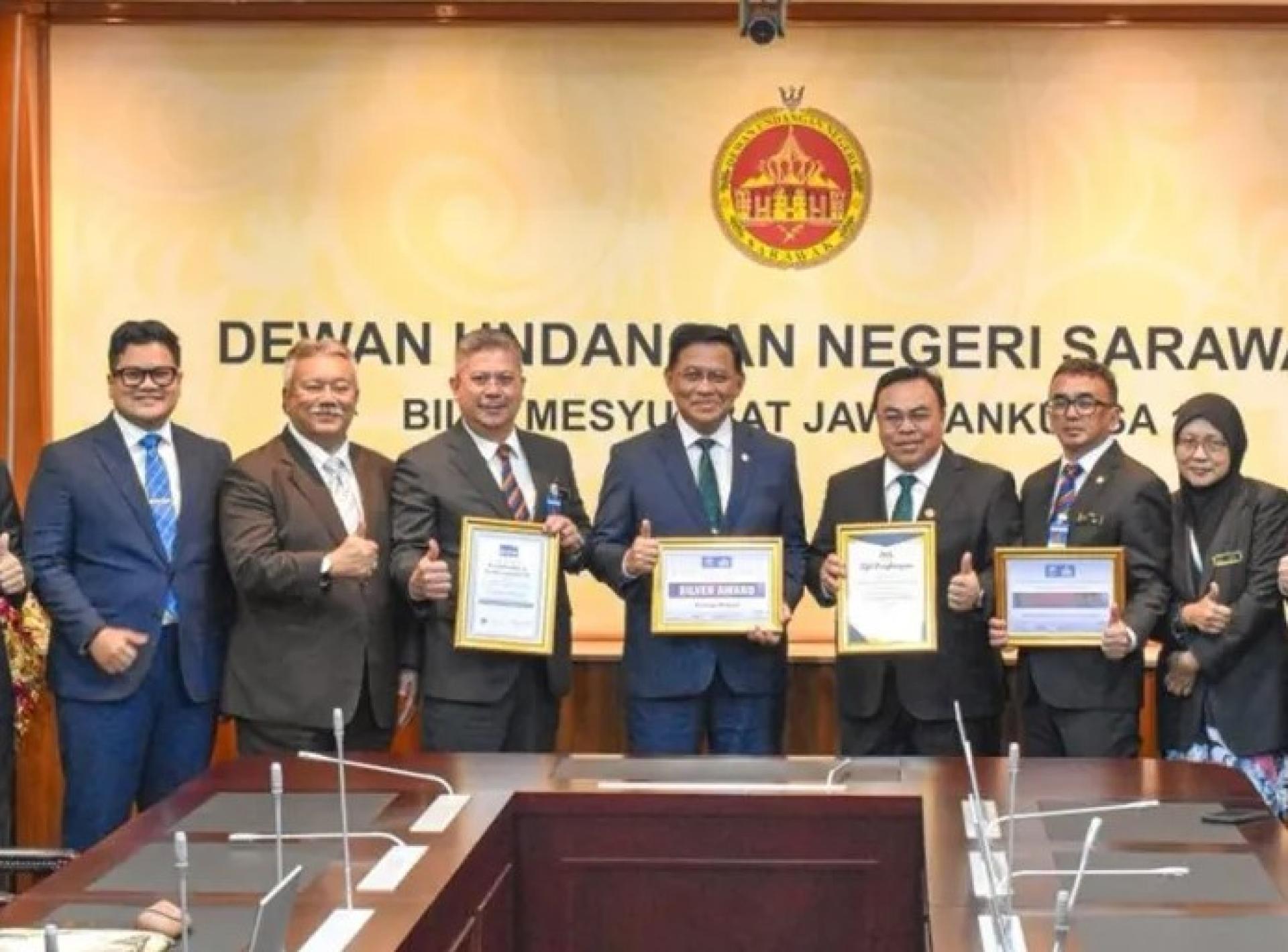 Hilmy（右3）与阿都拉曼（中）及嘉宾们于2025年11月24日在 DUS 大厦记者会后合影。