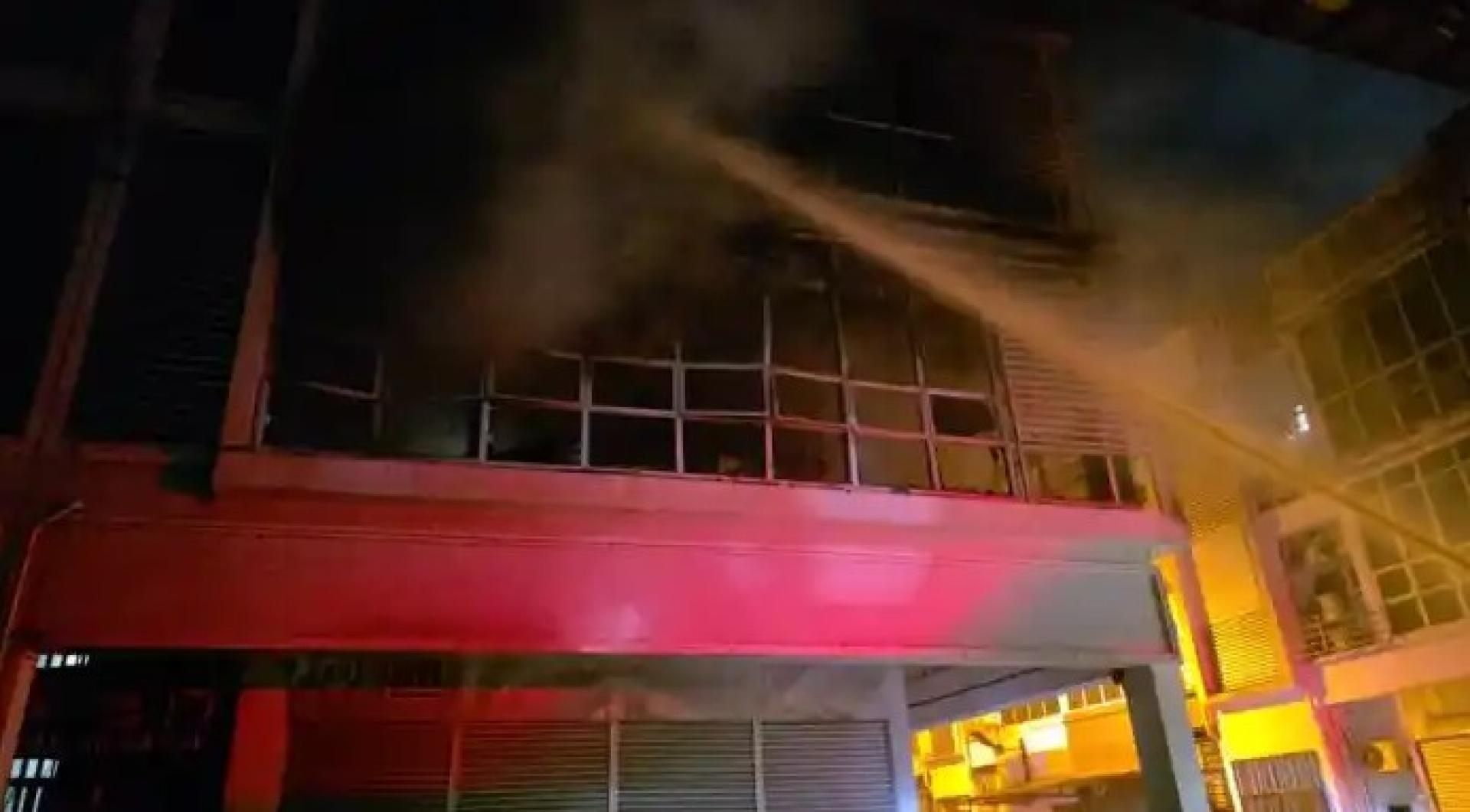 消防员在扑灭Metrocity一栋建筑物内出租房的大火。