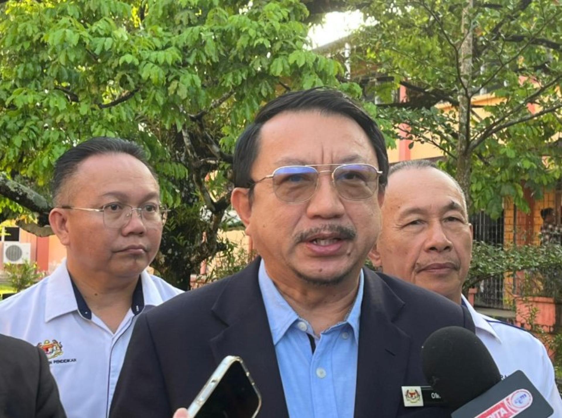 奥玛马里在巡视朋尼逊政中 SPM 笔试首日后向媒体发言。