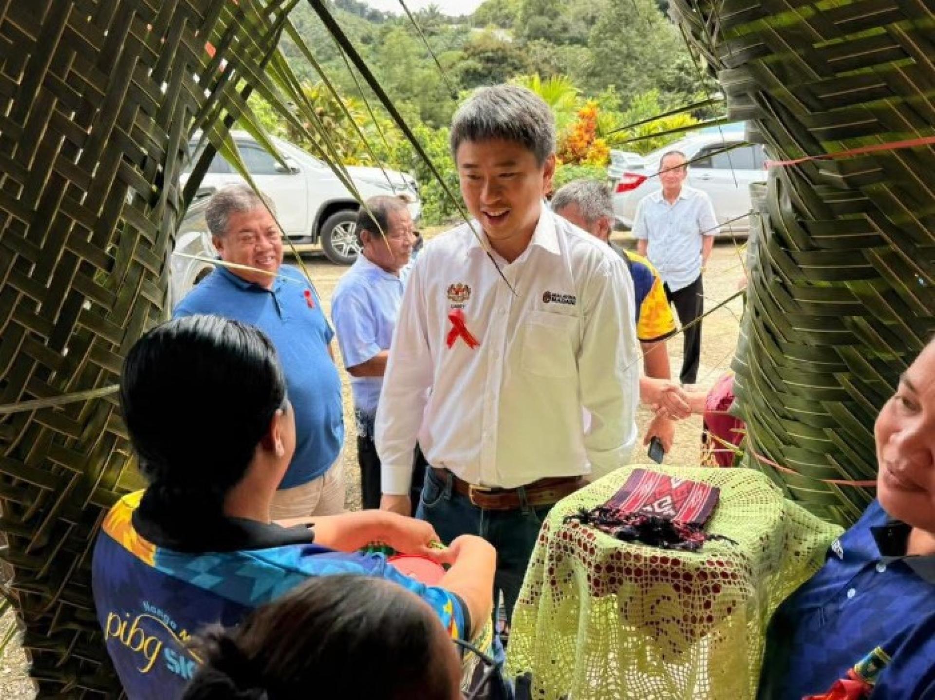 拿督孙伟瑄上周末前往Merurun出席社区联合计划。