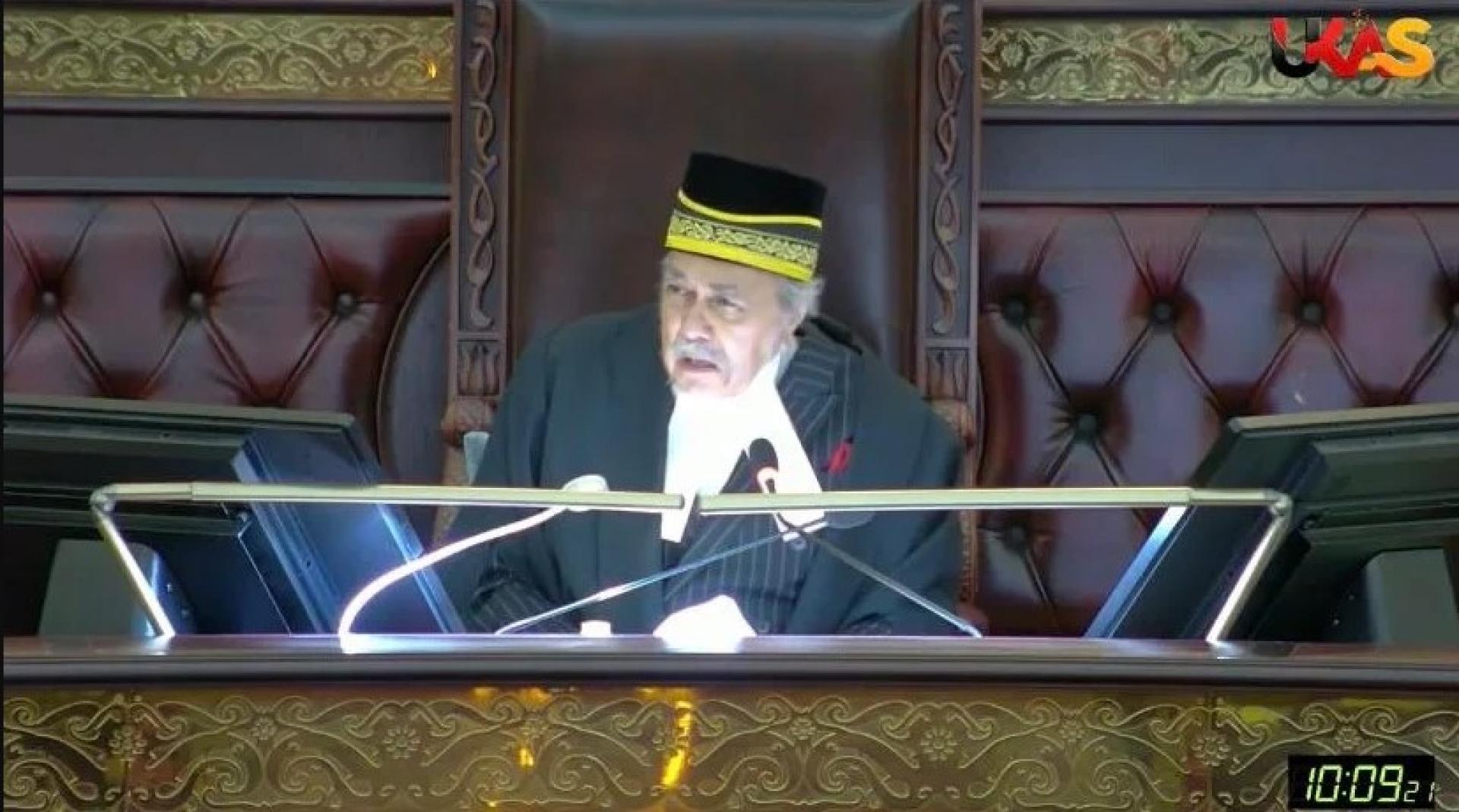 阿斯菲亚在答问环节调侃里旺“戏剧化”的作答风格。