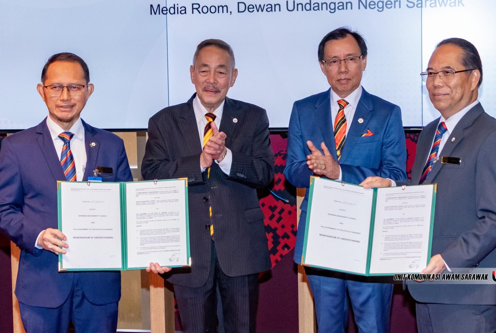 拿督斯里罗伦沙嘉（左2）和拿督斯里斯蒂芬伦迪（右2）见证砂生物多样性中心与砂拉越兽医服务局签署合作备忘录。