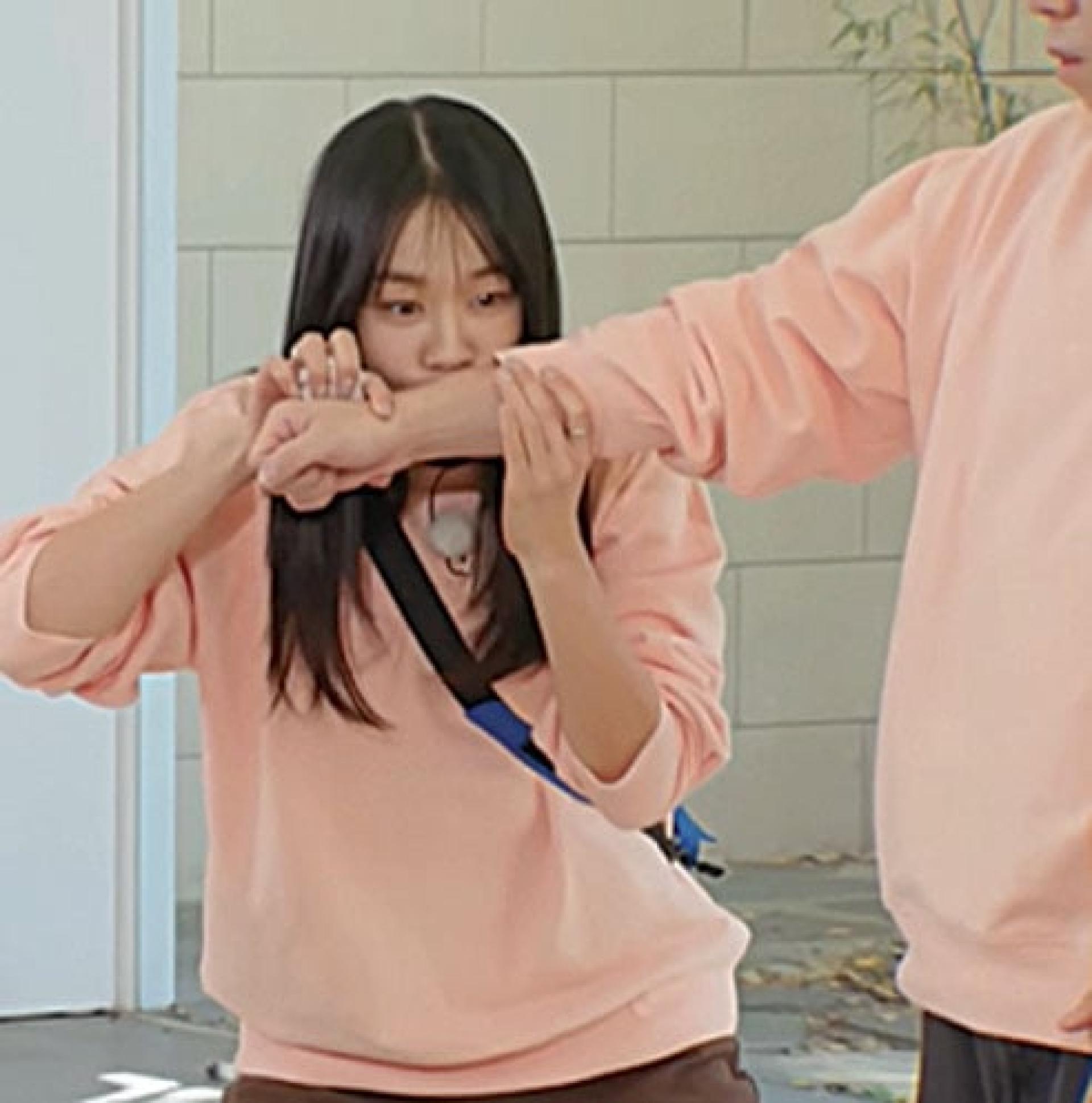 安恩真亲梁世灿手臂。