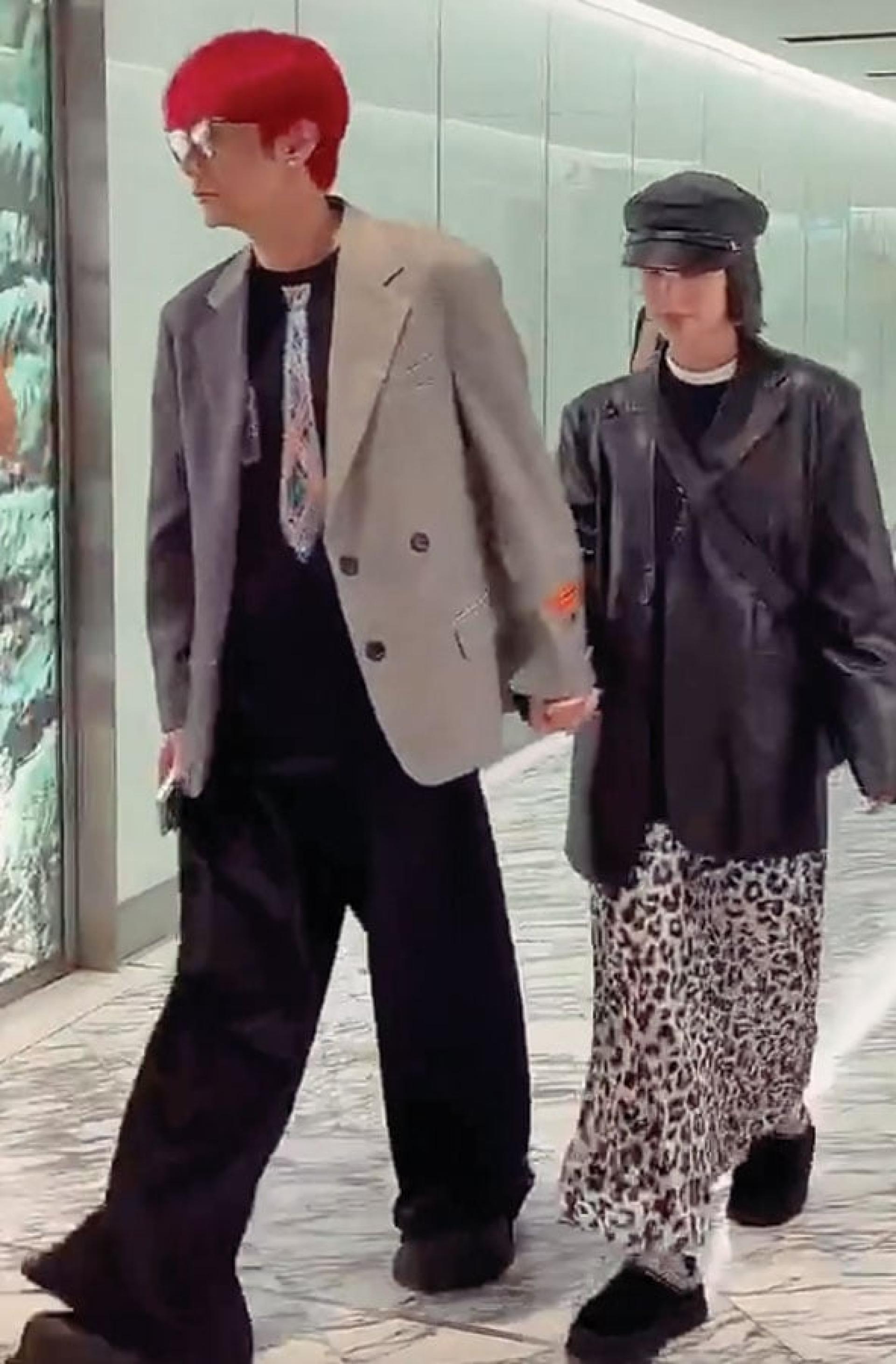 李荣浩紧牵杨丞琳的手。