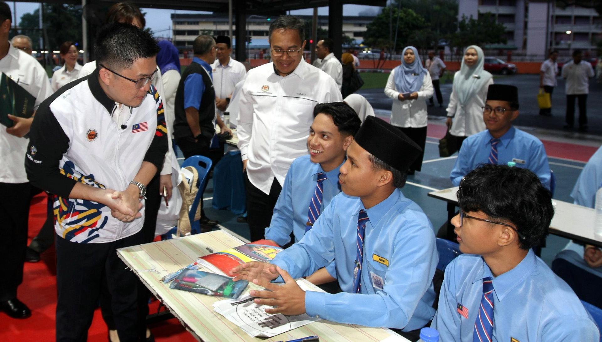 黄家和在怡保巡视SPM考场时与考生交流。