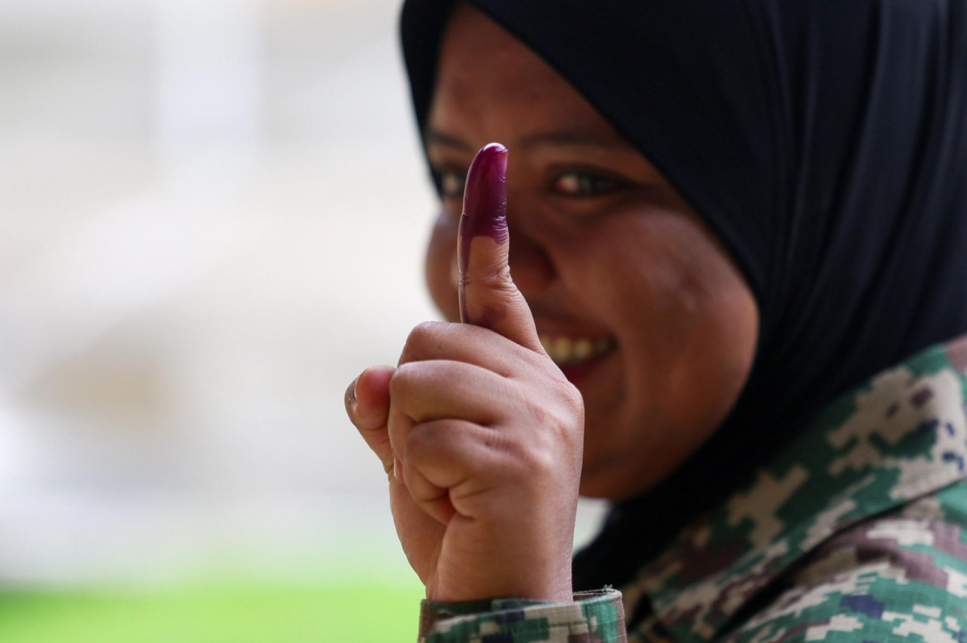 军人率先为沙巴州选投下神圣一票。