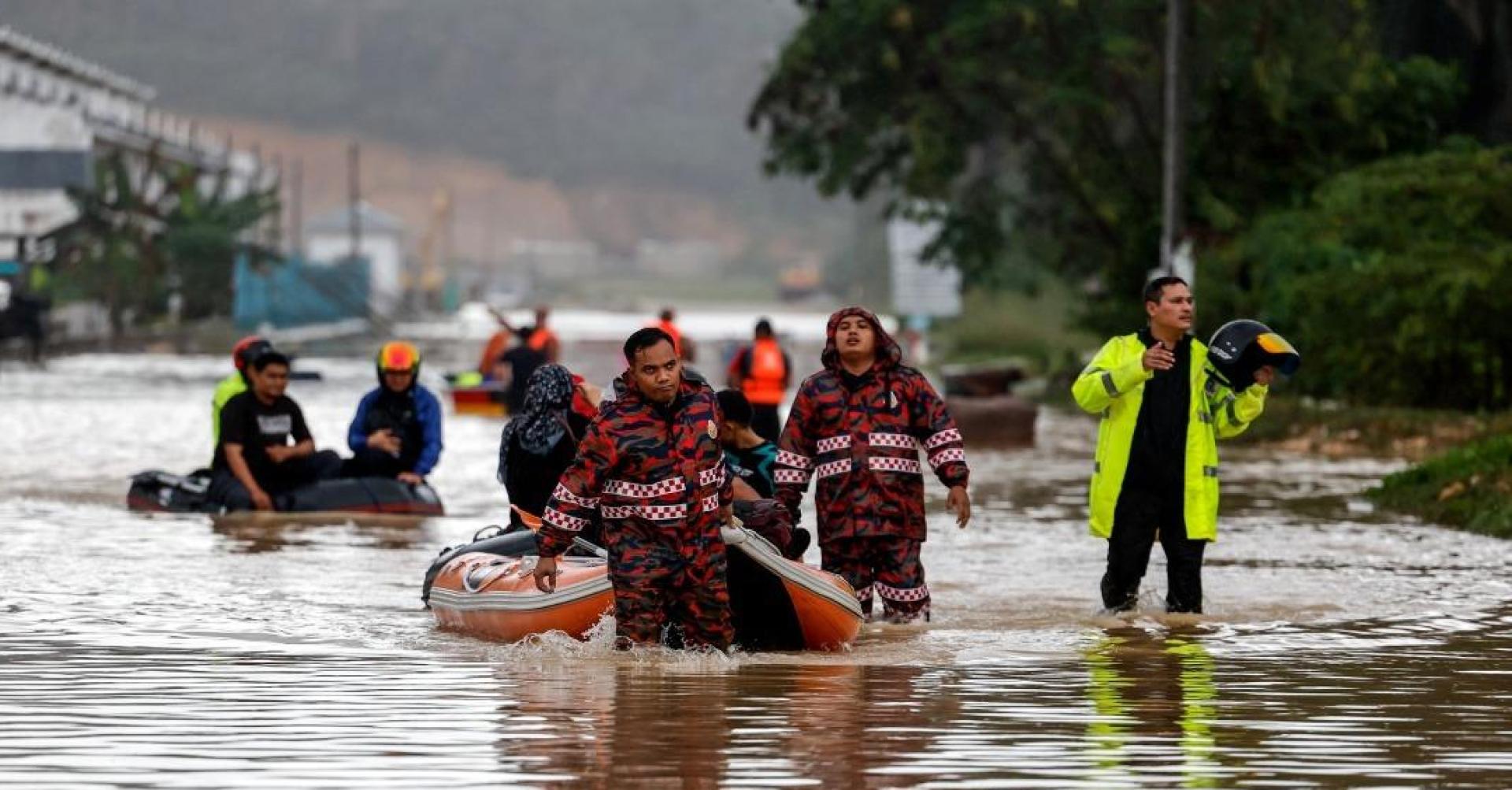 我国已有8个州属共开设了119个临时救灾中心，安置2万零146名水灾灾民。
