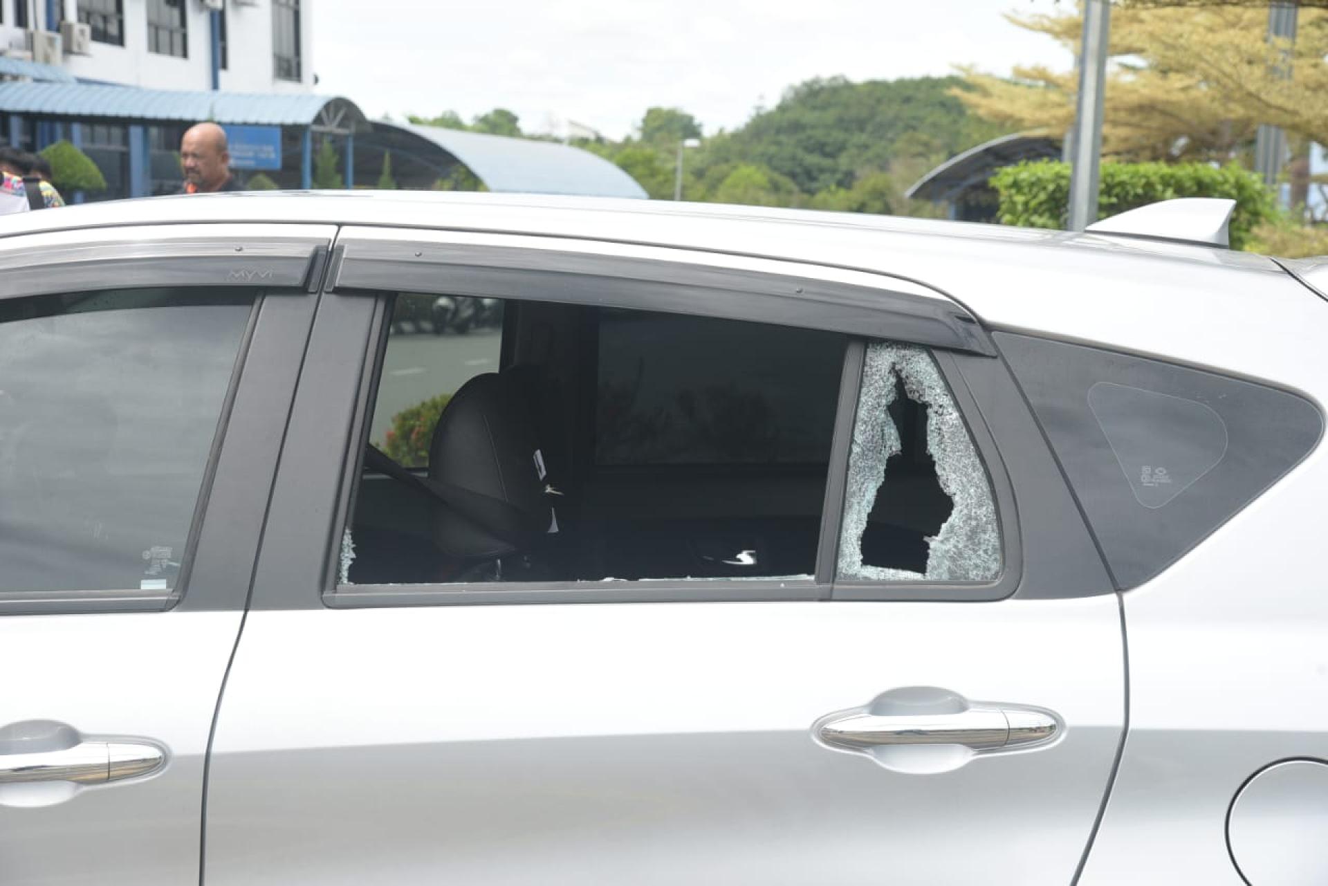 匪车的其中一面镜子被击破。