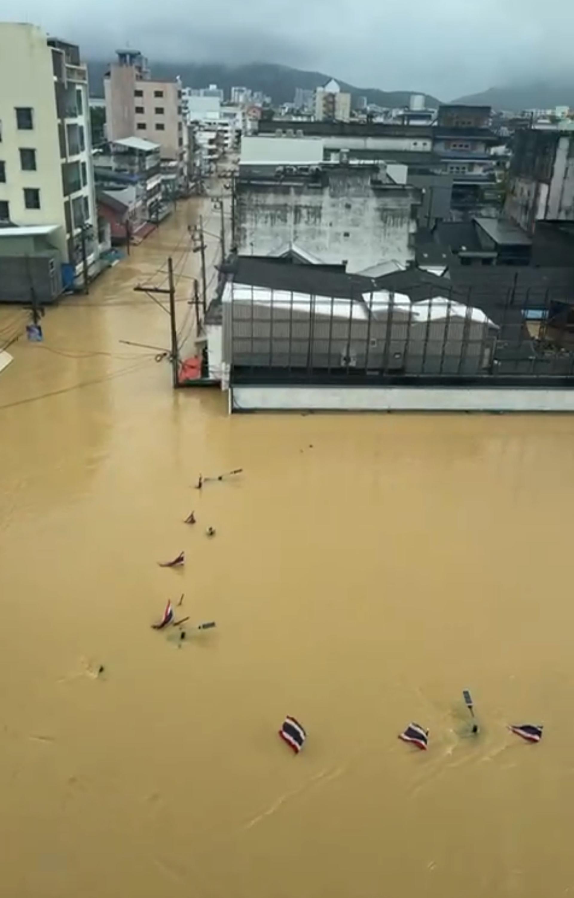 砂16人因水灾受困泰国酒店已3天。