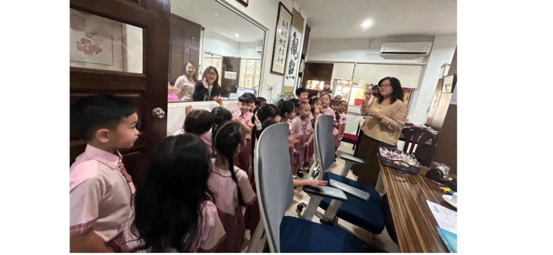 孩子们带着好奇与兴奋，认真聆听校长张贵娟博士的亲切讲话