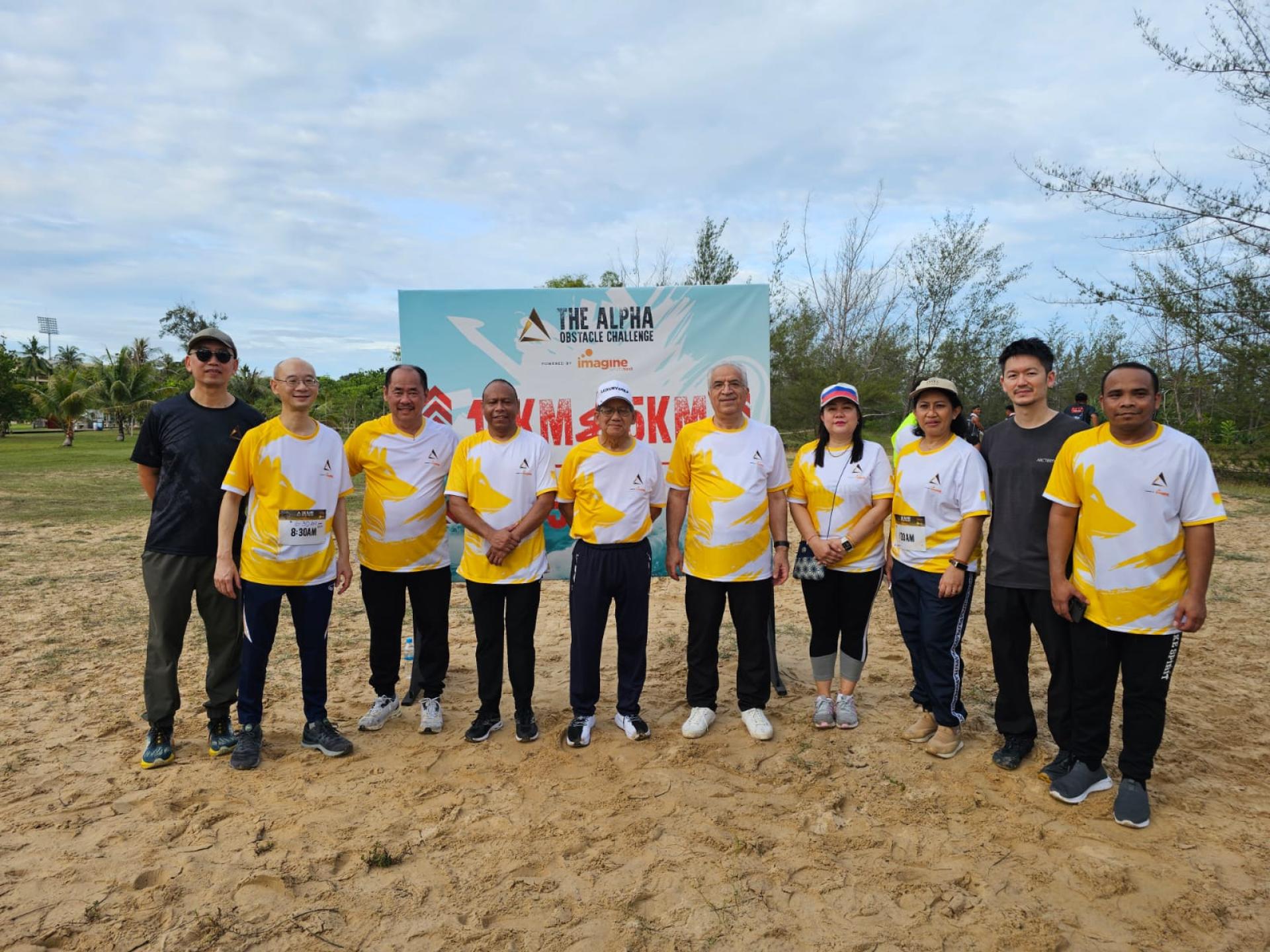 主宾国会议员丕显苏艾 ，D'Sunlit Sdn Bhd董事经理陈嘉兴与嘉宾及工作人员合影