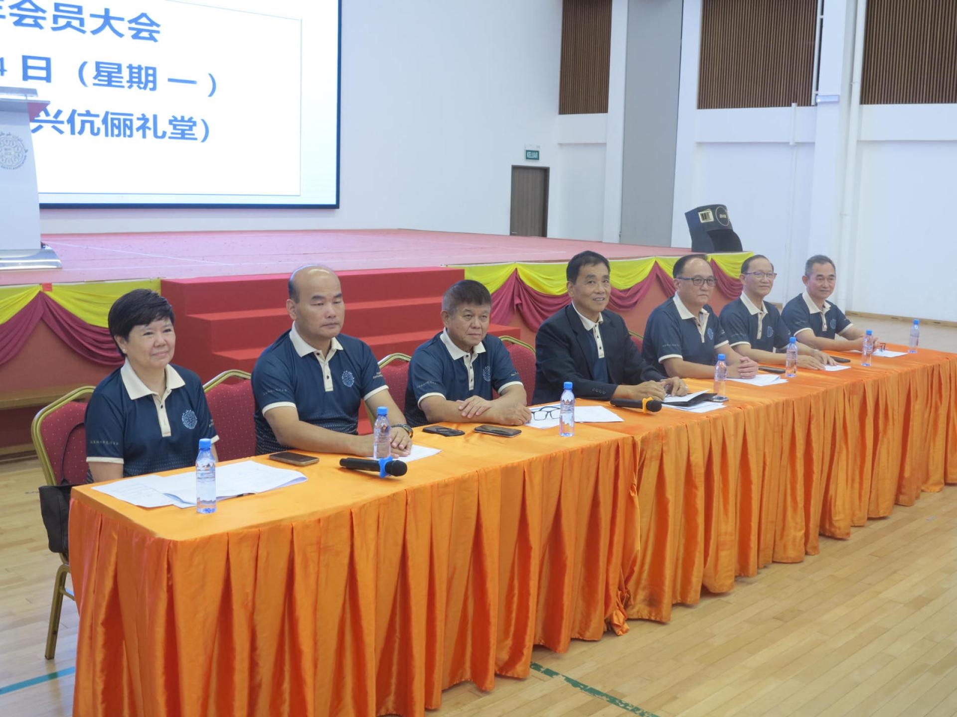 汶莱福州十邑同乡会会长刘世泉博士与该会理事在会员大会上摄