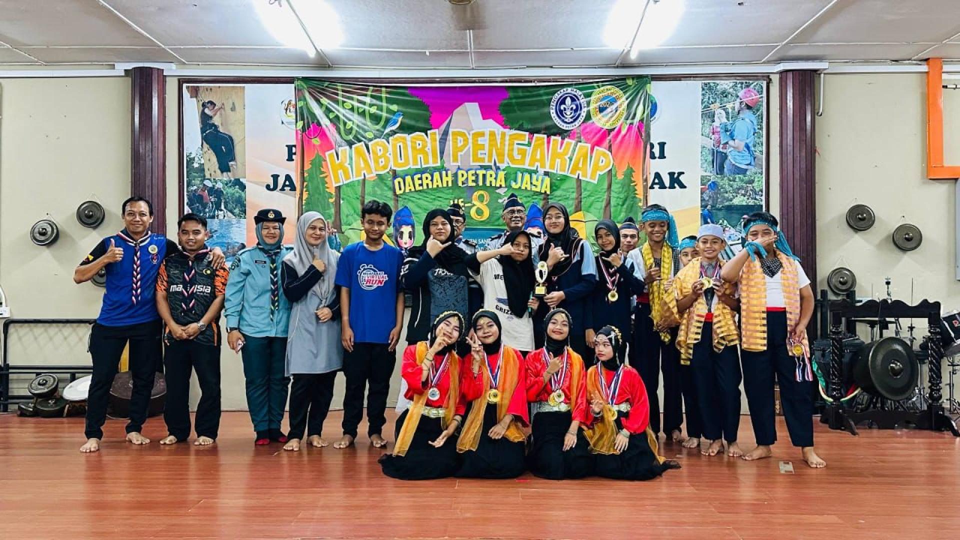 (后排中间)亚迪曼與榮獲總冠軍的三馬連政府小學幼童軍小队合影。