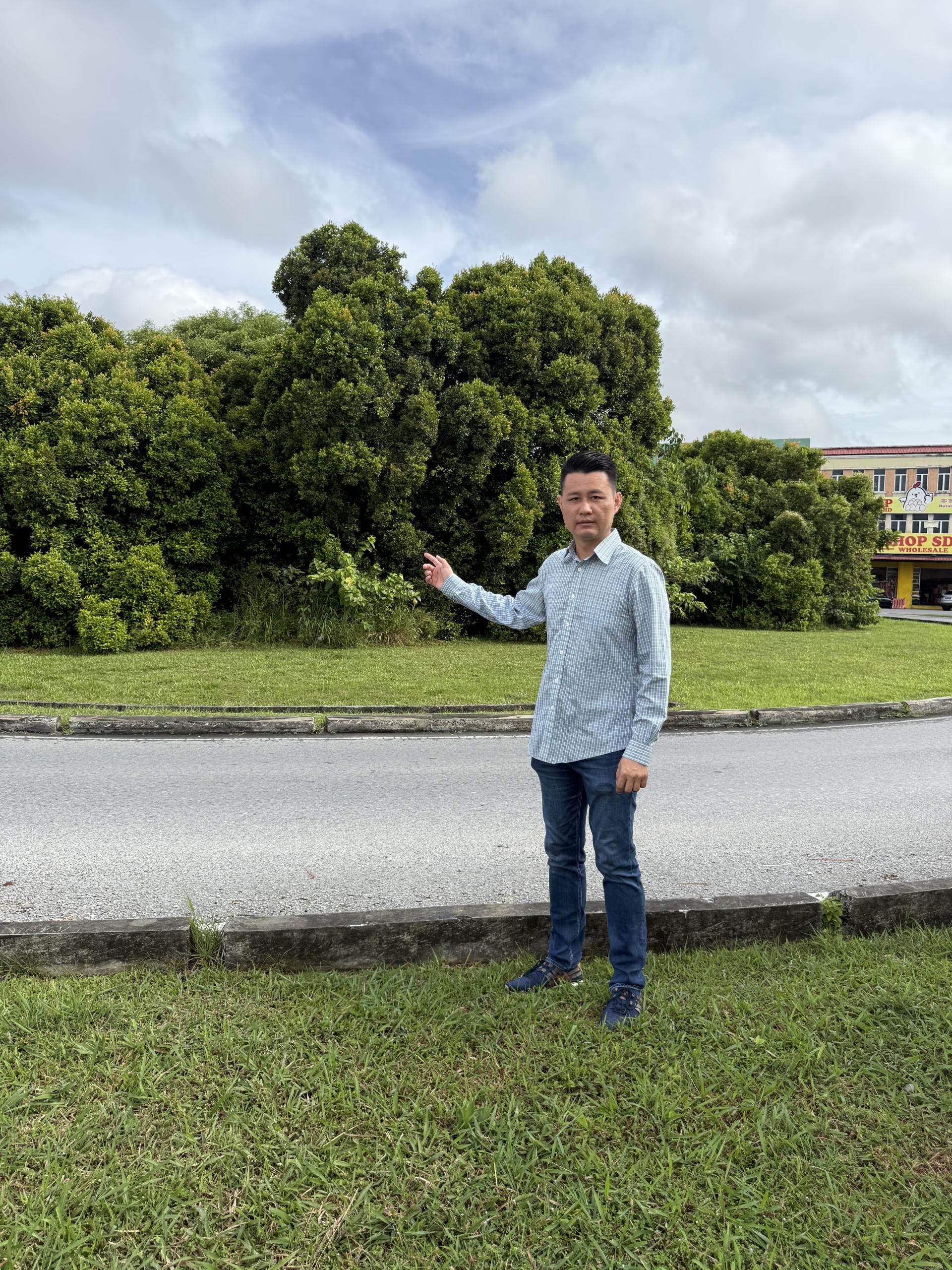 砂行动党秘书接获投诉后，前往勘查并协助向当局投诉，要求关注和处理。