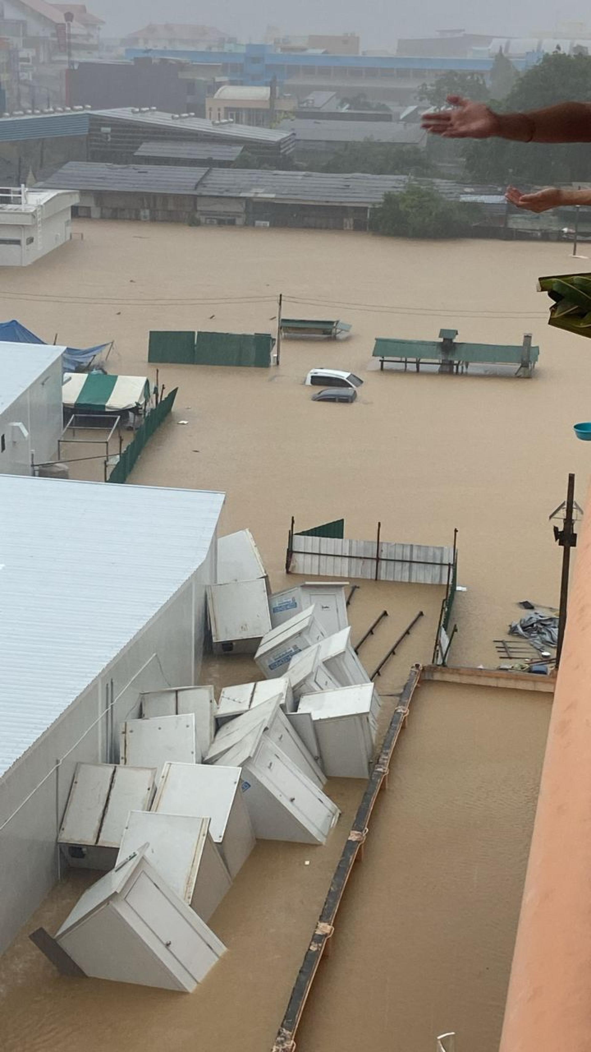 合艾大水灾日愈灾情严重，水位不断升高及有急流，以致救援船只难以到达受困者的地点。