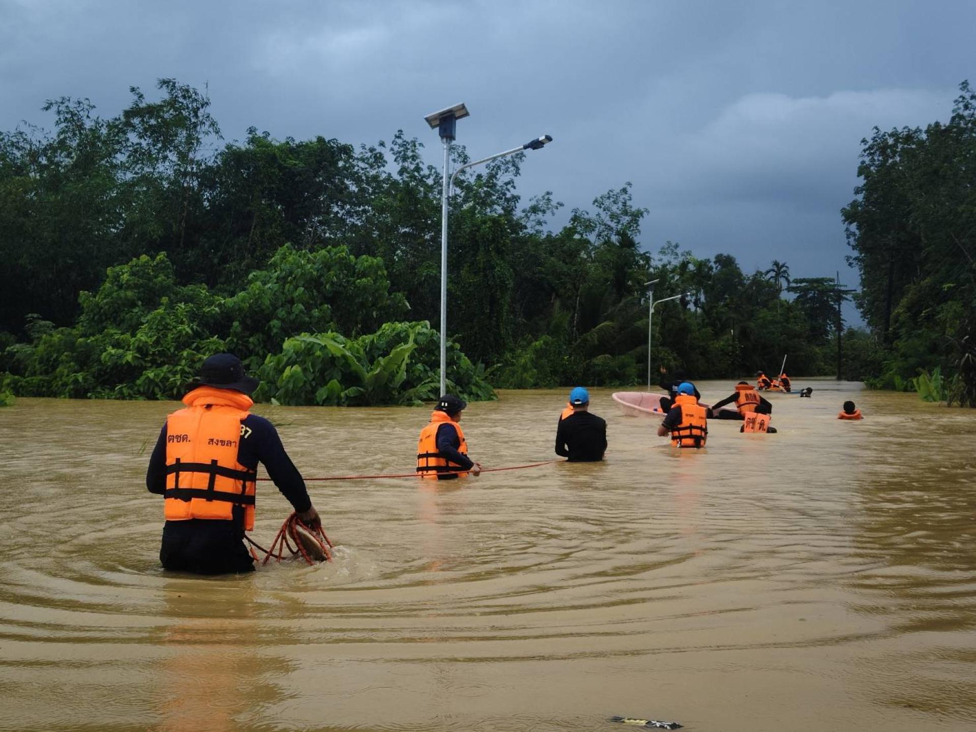 泰南遭遇大水灾，不少人仍受困灾区。（取自Khaosod）